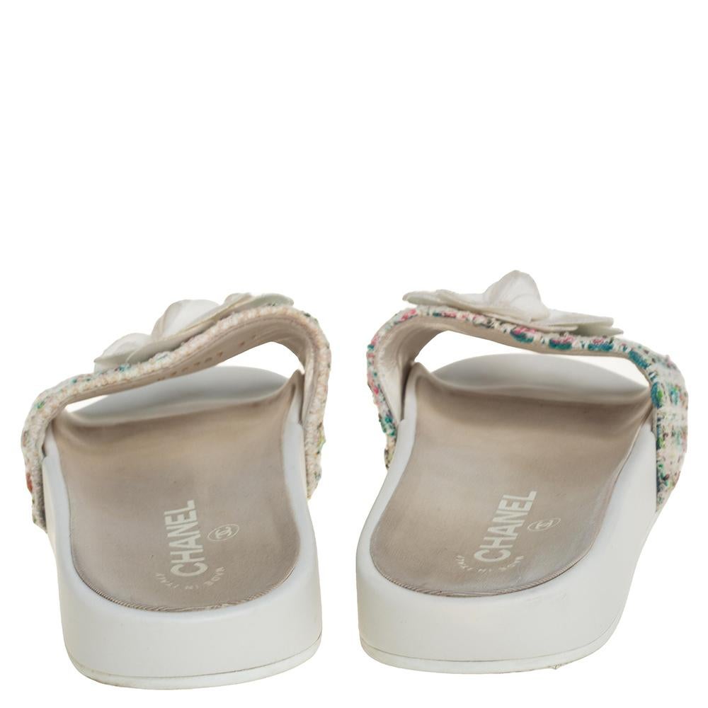 Chanel Multicolor Tweed Kamelie Slide Sandalen Größe 37 (Grau)