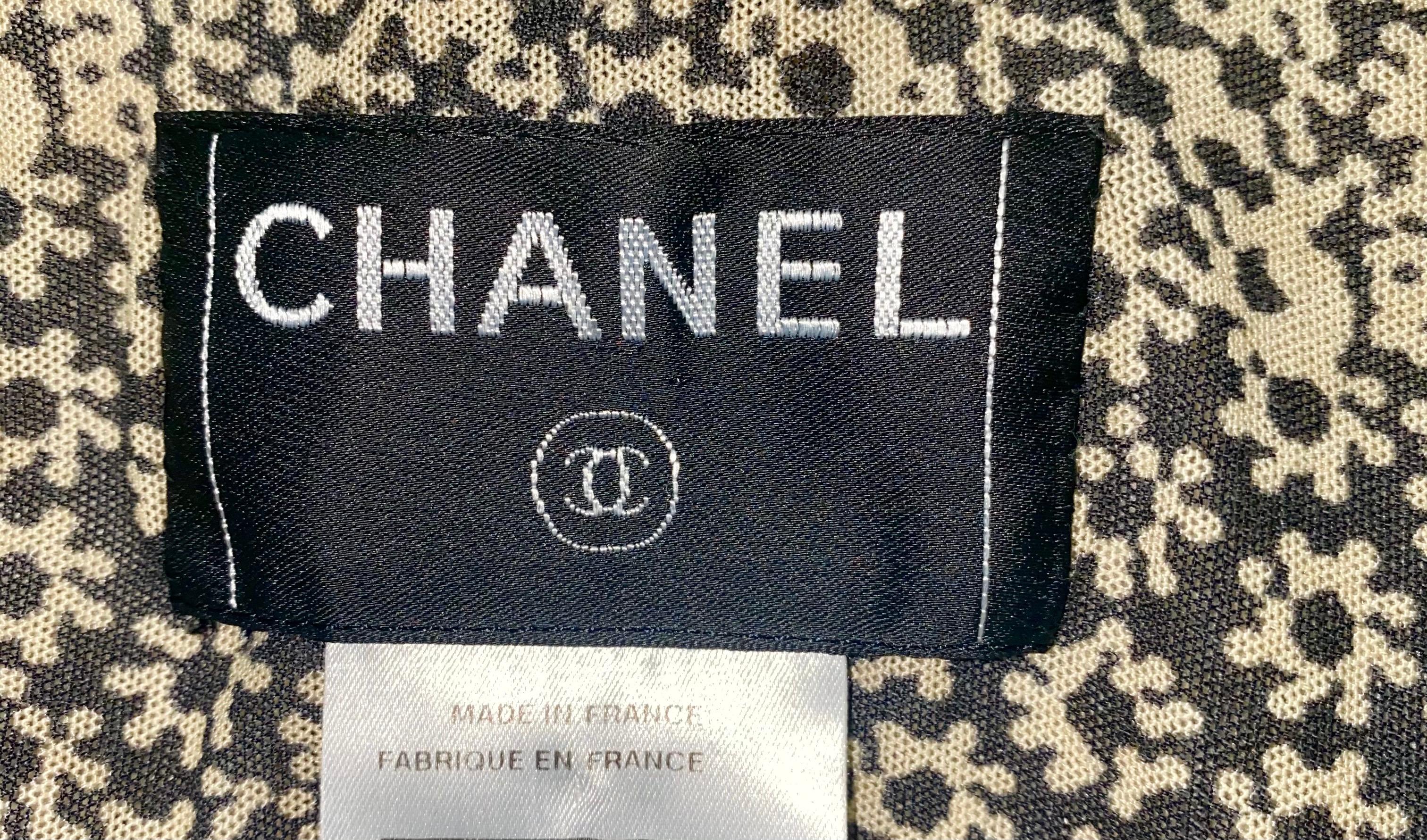 Chanel Multicolor Tweed Cropped Jacket Blazer with CC Logo Trimming In Excellent Condition In Switzerland, CH