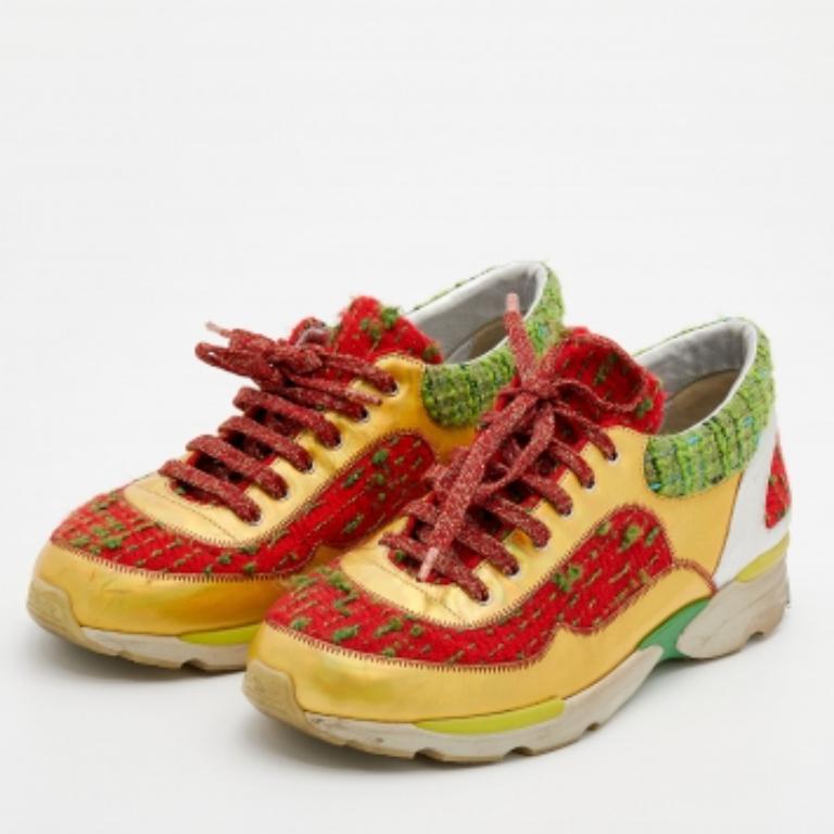 These sneakers from Chanel are so chic, you'll love wearing them for your fun outings with friends! The colorful sneakers are crafted from tweed and leather and feature round toes. They flaunt lace-ups on the vamps and the CC logo on the heel