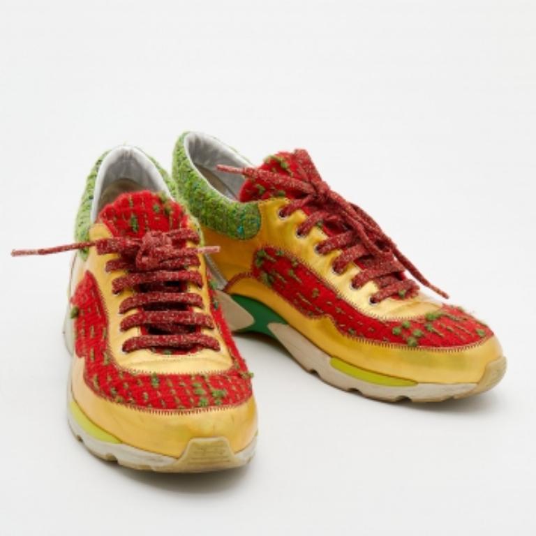 Chanel Multicolor Tweed Fabric And Leather CC Lace Up Sneakers Size 40 In Good Condition For Sale In Dubai, Al Qouz 2