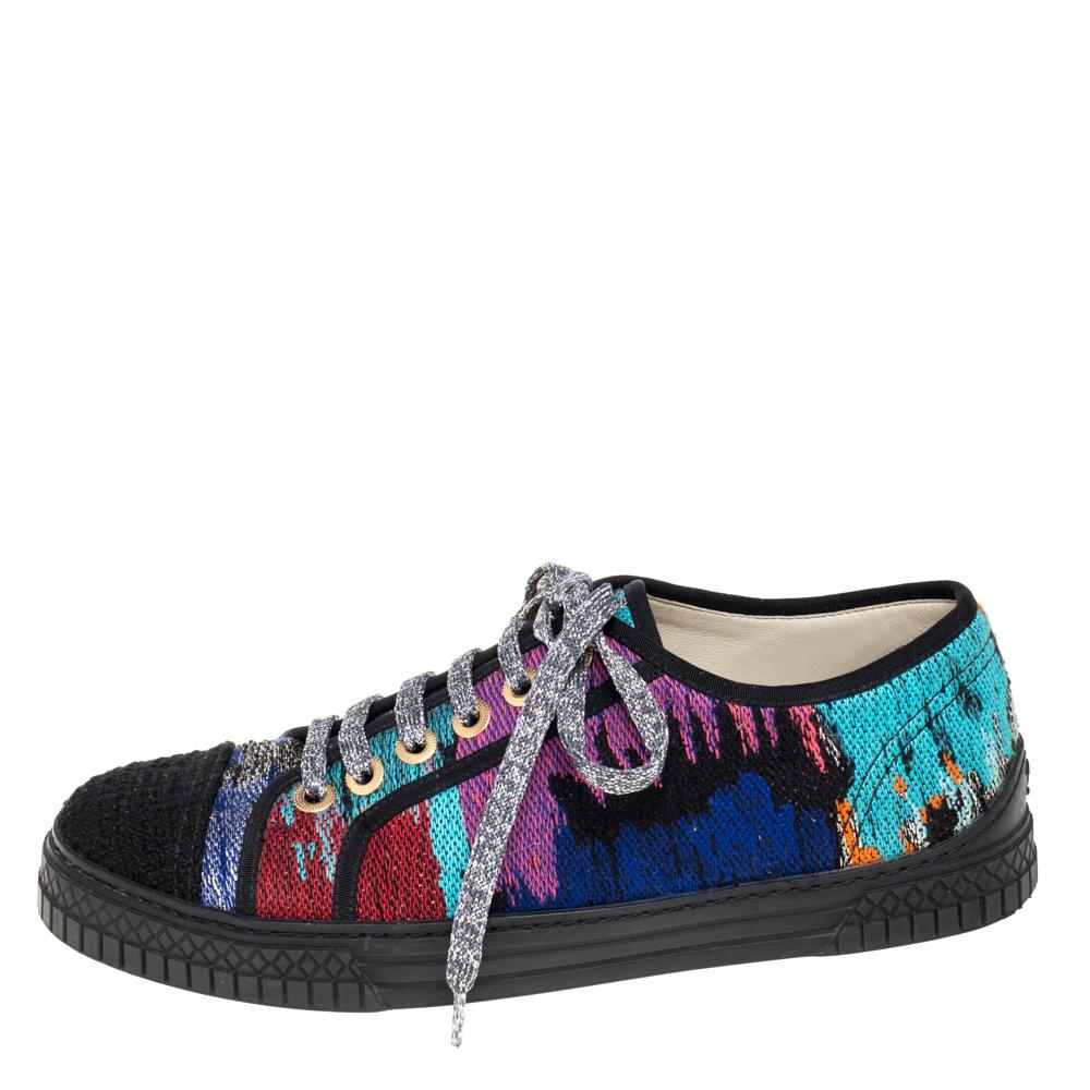 These sneakers let you seek ultimate comfort and colorful vibes with their structure and design. The House of Chanel makes these multicolored tweed sneakers that come with lace-up closure on the front. Whether you step out for errands or go out with