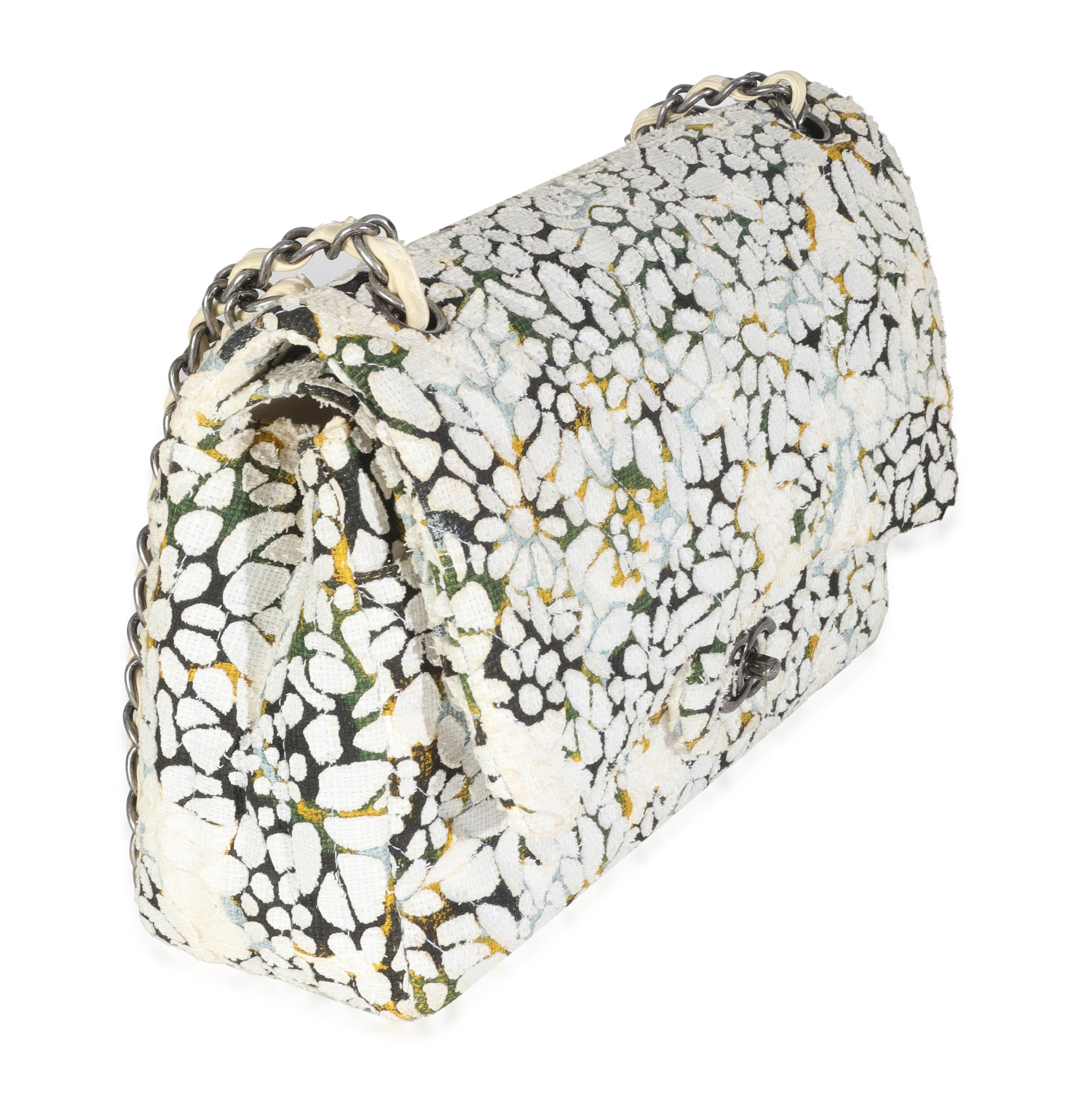 Gris Chanel - Sac à double rabat avec fleurs multicolores blanches et découpées en vente