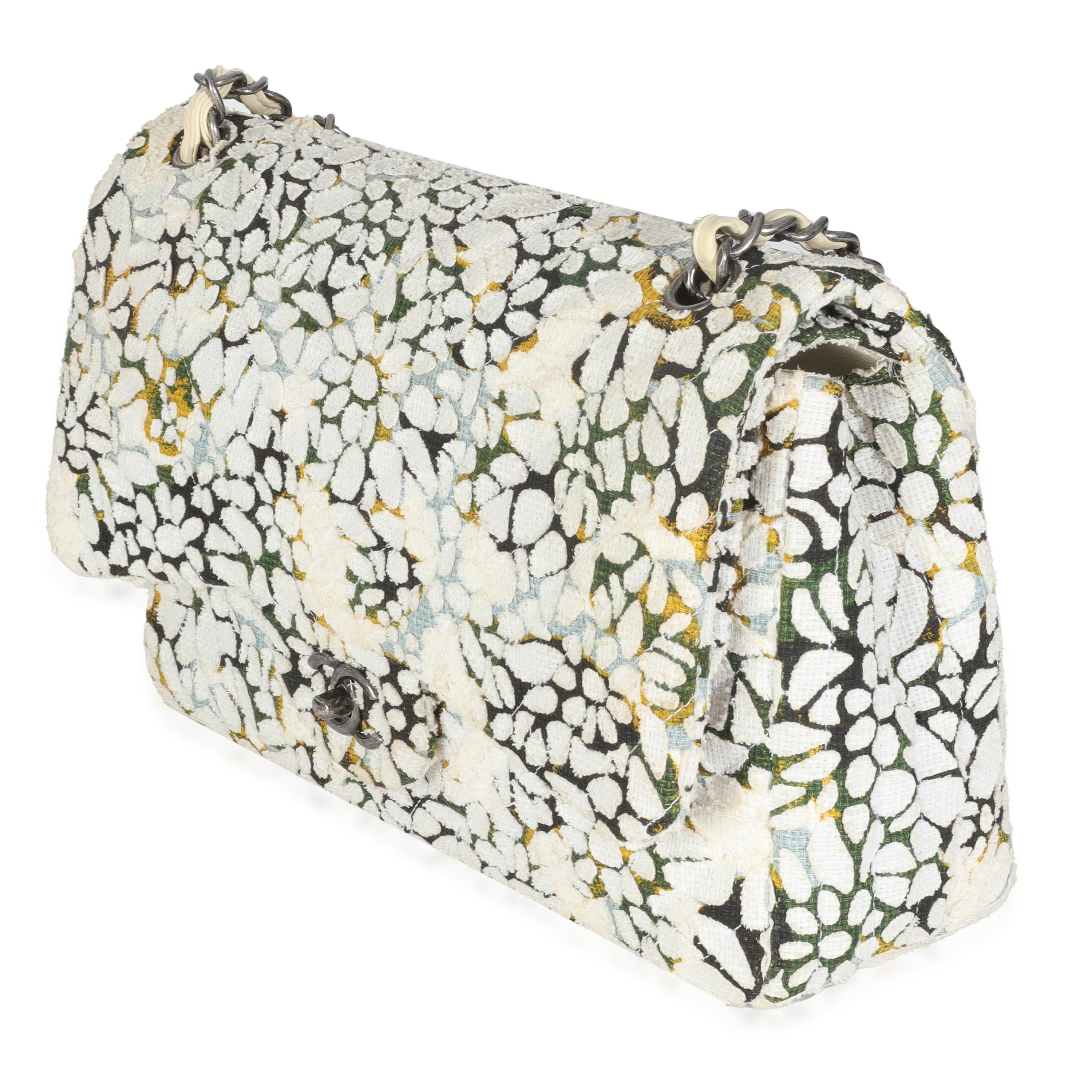 Chanel - Sac à double rabat avec fleurs multicolores blanches et découpées Bon état - En vente à New York, NY