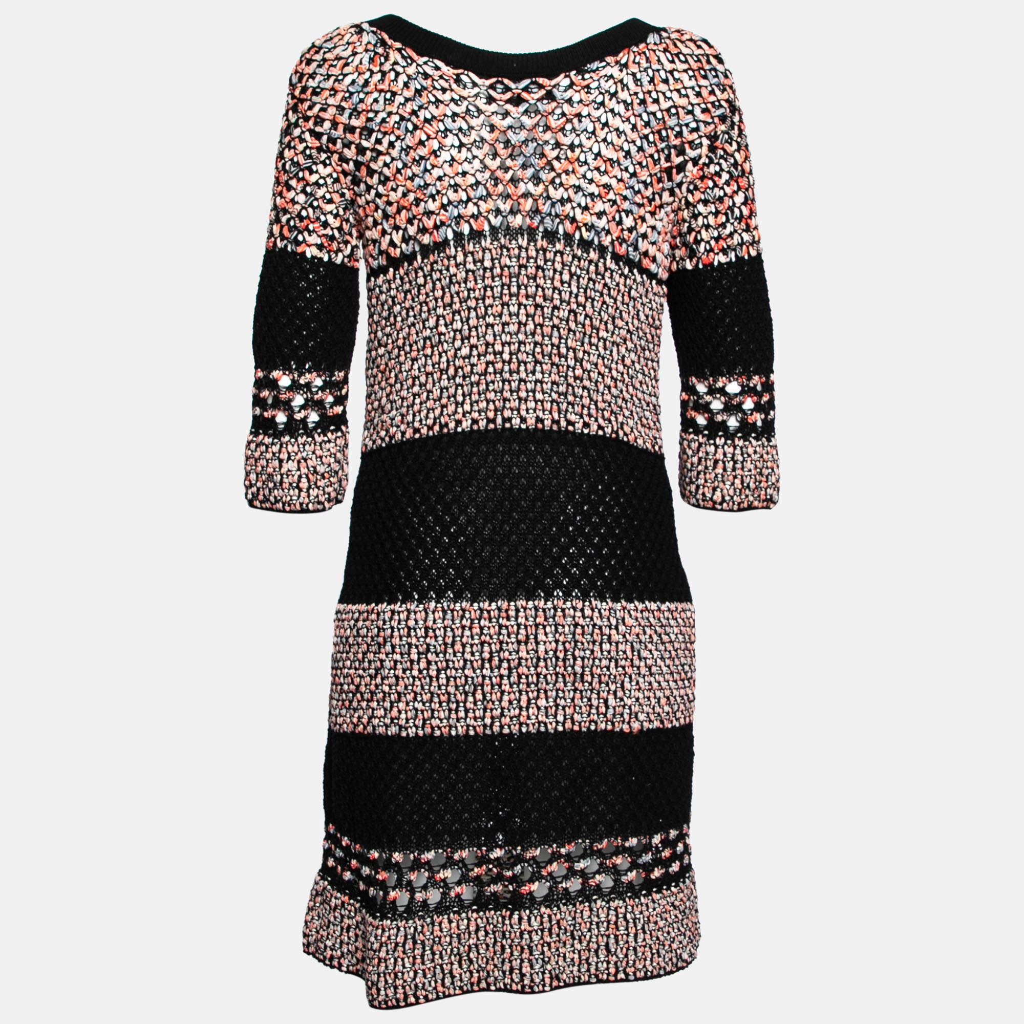 Chanel propose cette superbe robe multicolore cousue de coton et de soie. Il présente un design en maille ouverte et se termine par des manches longues et une encolure simple. Il sera du plus bel effet avec des talons hauts et un sac fourre-tout.