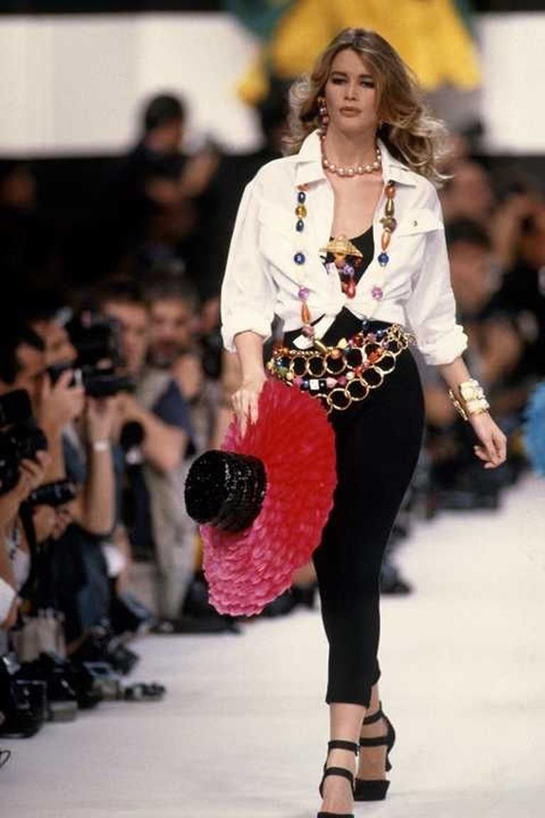 Chanel - (Fabricado en Francia) Broche de pasta polimérica fimo multicolor decorado con brillantes, pasta de vidrio y una gota de resina. Colección Primavera-Verano 1991, bajo la dirección de Karl Lagerfeld.

Más información:
Estado: Muy buen