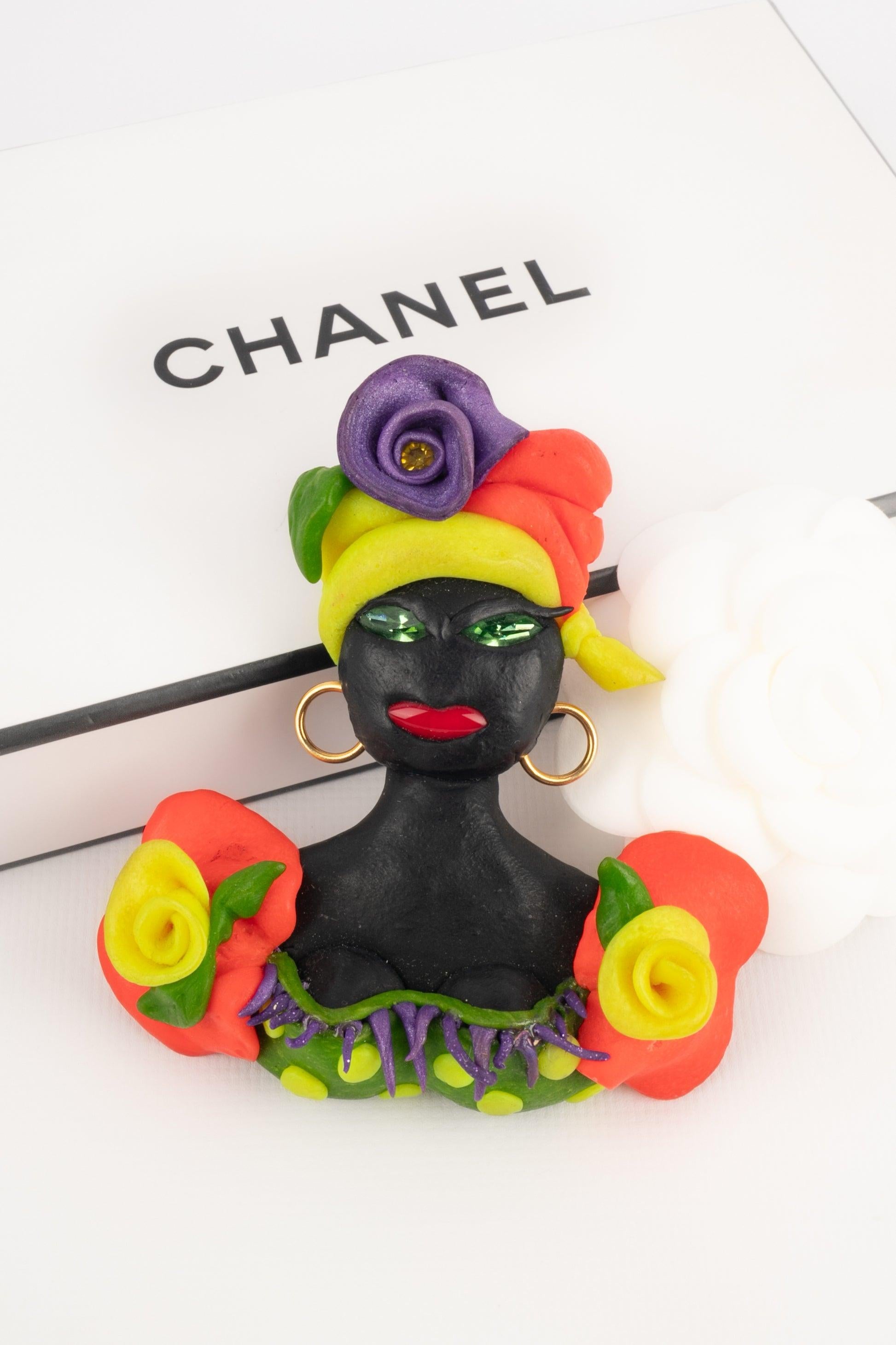 Chanel Mehrfarbige Fimo Polymer Paste-Brosche mit Strasssteinen aus Polymer mit Strass, 1991 im Zustand „Hervorragend“ in SAINT-OUEN-SUR-SEINE, FR