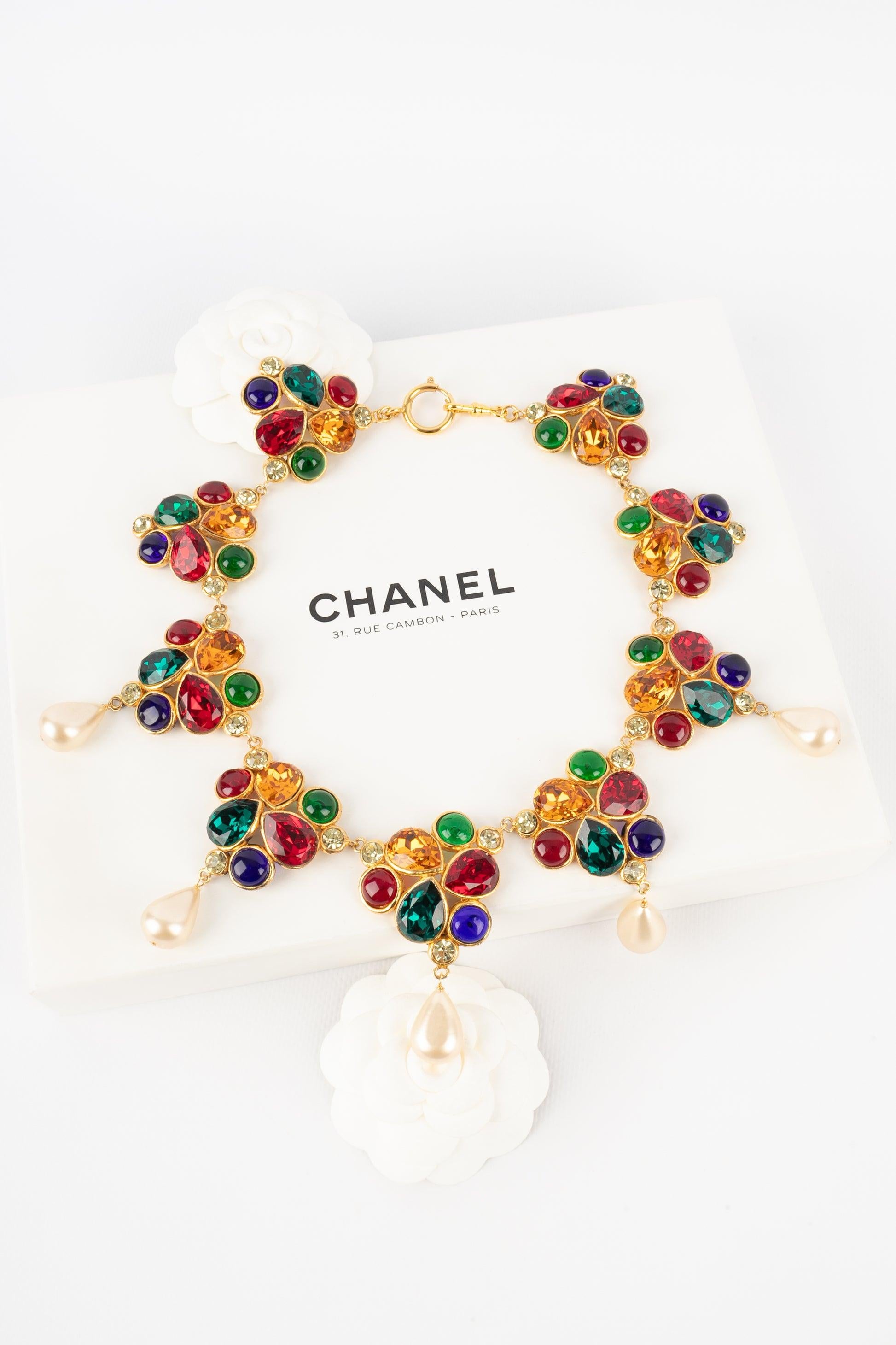 Chanel - (Made in France) Collana in metallo dorato con strass multicolore, pasta di vetro e gocce di perle in costume. Collezione 2cc6.

Informazioni aggiuntive:
Condizioni: Ottime condizioni
Dimensioni: Lunghezza: 45 cm
Periodo: 21°