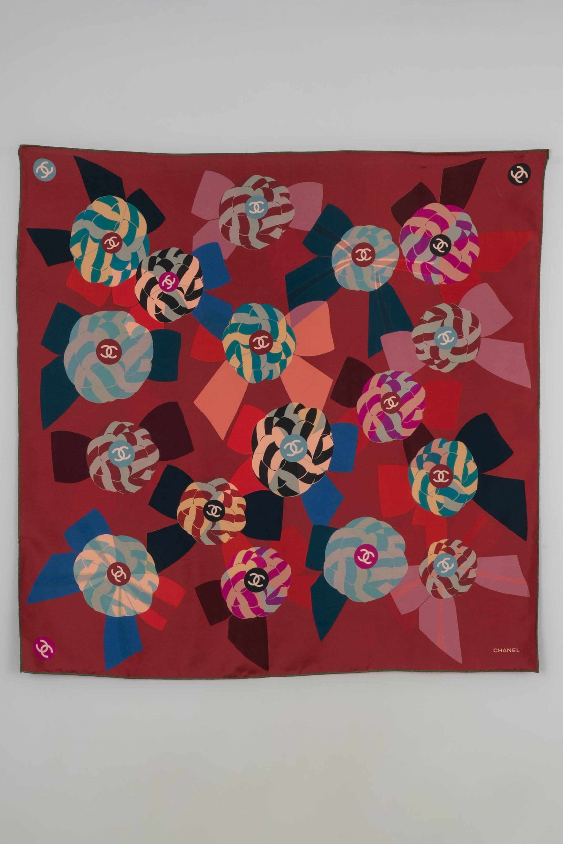 Chanel- Multicolored silk reversible foulard.

Additional information:
Condition: Very good condition
Dimensions: 90 cm x 90 cm

Seller Reference: FFC21
