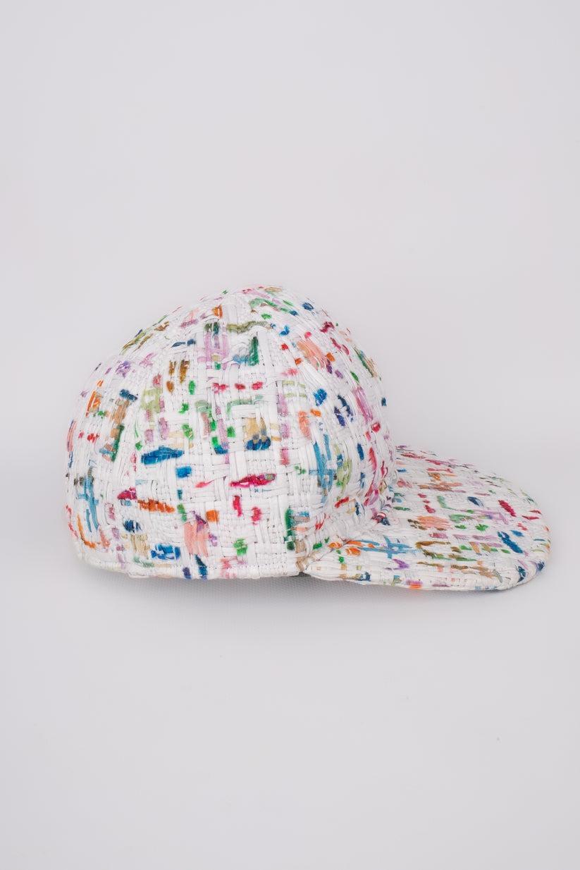Chanel - (Made in France) Cap with multicolored tweed on a white background. Size label missing.

Additional information:
Condition: Very good condition
Dimensions: Size M

Seller Reference: CHP84
