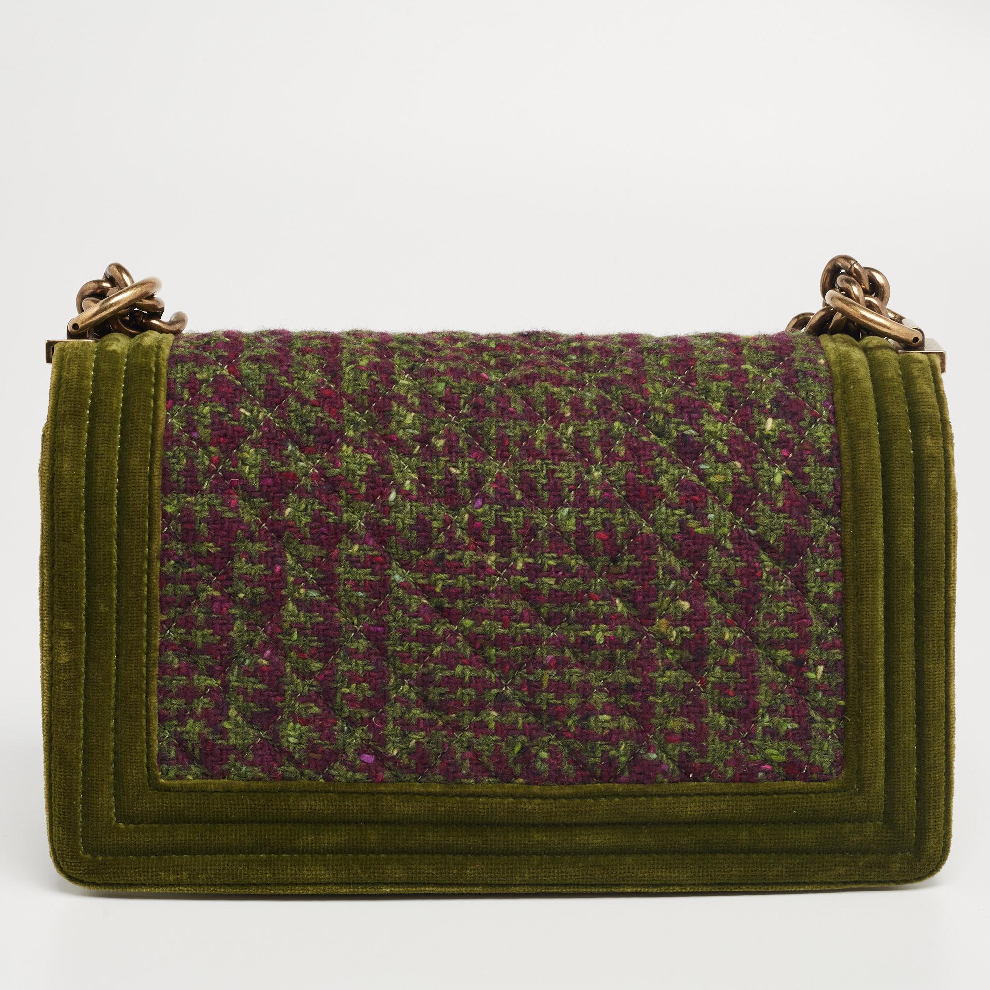 Every Chanel creation deserves to be etched with honor in the history of fashion as they carry irreplaceable style. Like this stunner of a Boy Flap that has been exquisitely crafted from tweed and velvet. It does not only bring multiple shades but