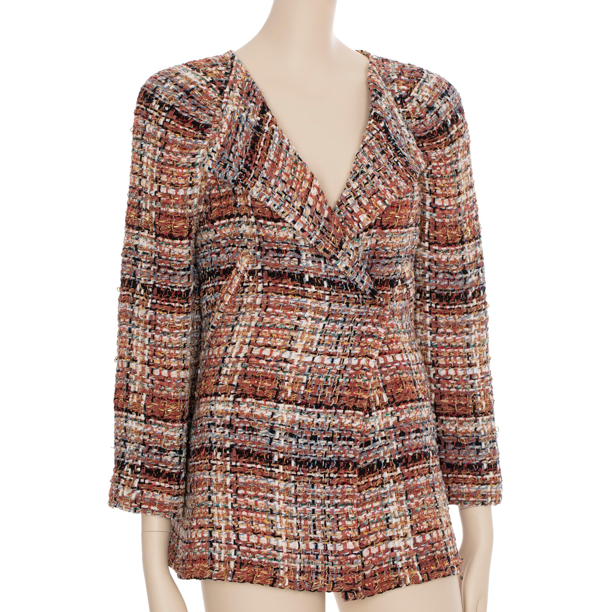 This Chanel multitone fantasy tweed coat with waist belt offers comfortable everyday wear. Its bold tweed pattern stands out for a stylish, casual look. The belt accentuates your figure and adds a touch of extra flair.

Brand: Chanel

Product: