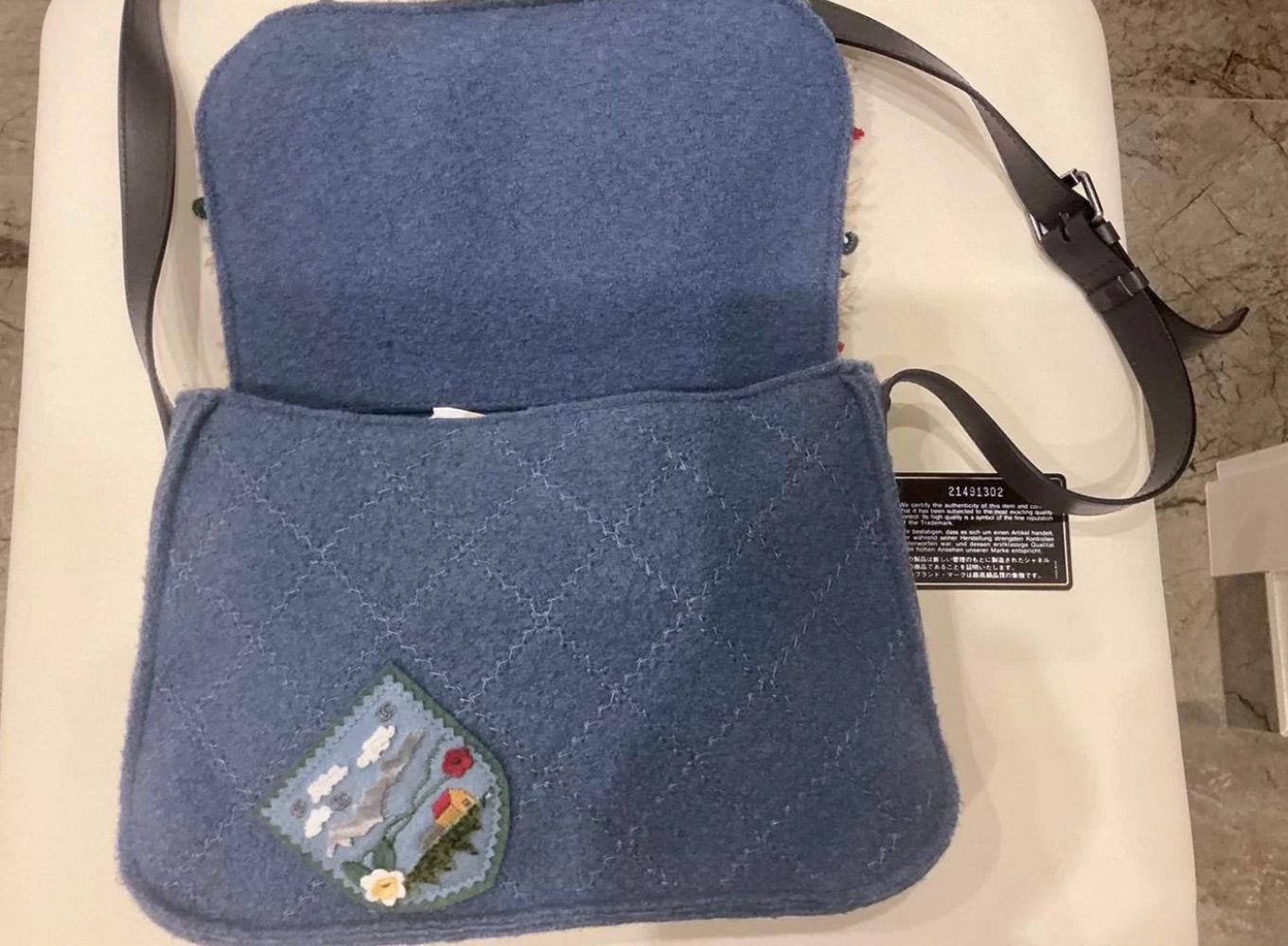 CHANEL Museum Grade Paris / Salzburg Österreichische Charme Tasche im Angebot 3