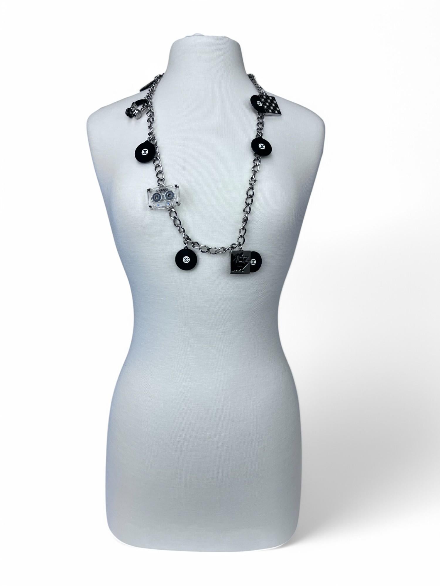 Chanel collana con charme a motivo musicale P/E 2004 in vendita 6