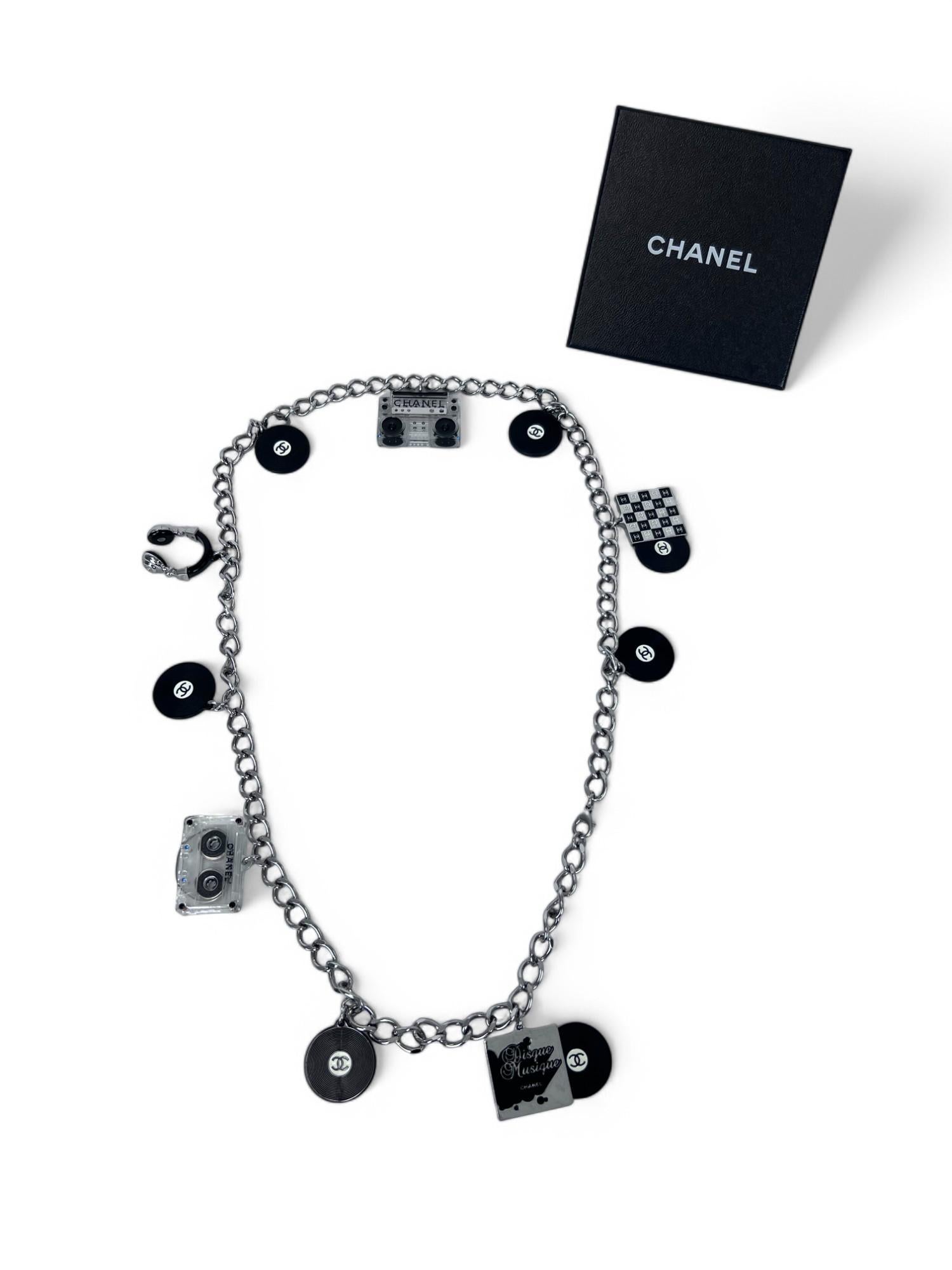 Pezzo raro e da collezione della Pop Music Runway Collection del 2004, questo ciondolo a catena e spilla con motivo musicale di Chanel è un vero pezzo forte. Disegnato da Karl Lagerfeld for Chanel per la primavera/estate 2004, questo pezzo è una