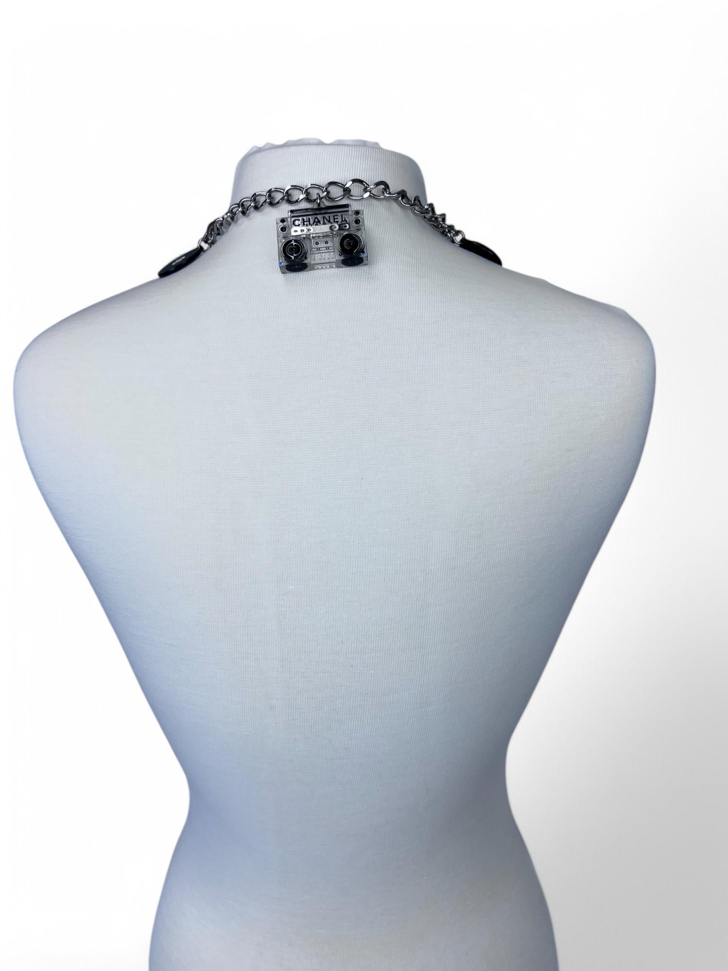 Donna Chanel collana con charme a motivo musicale P/E 2004 in vendita