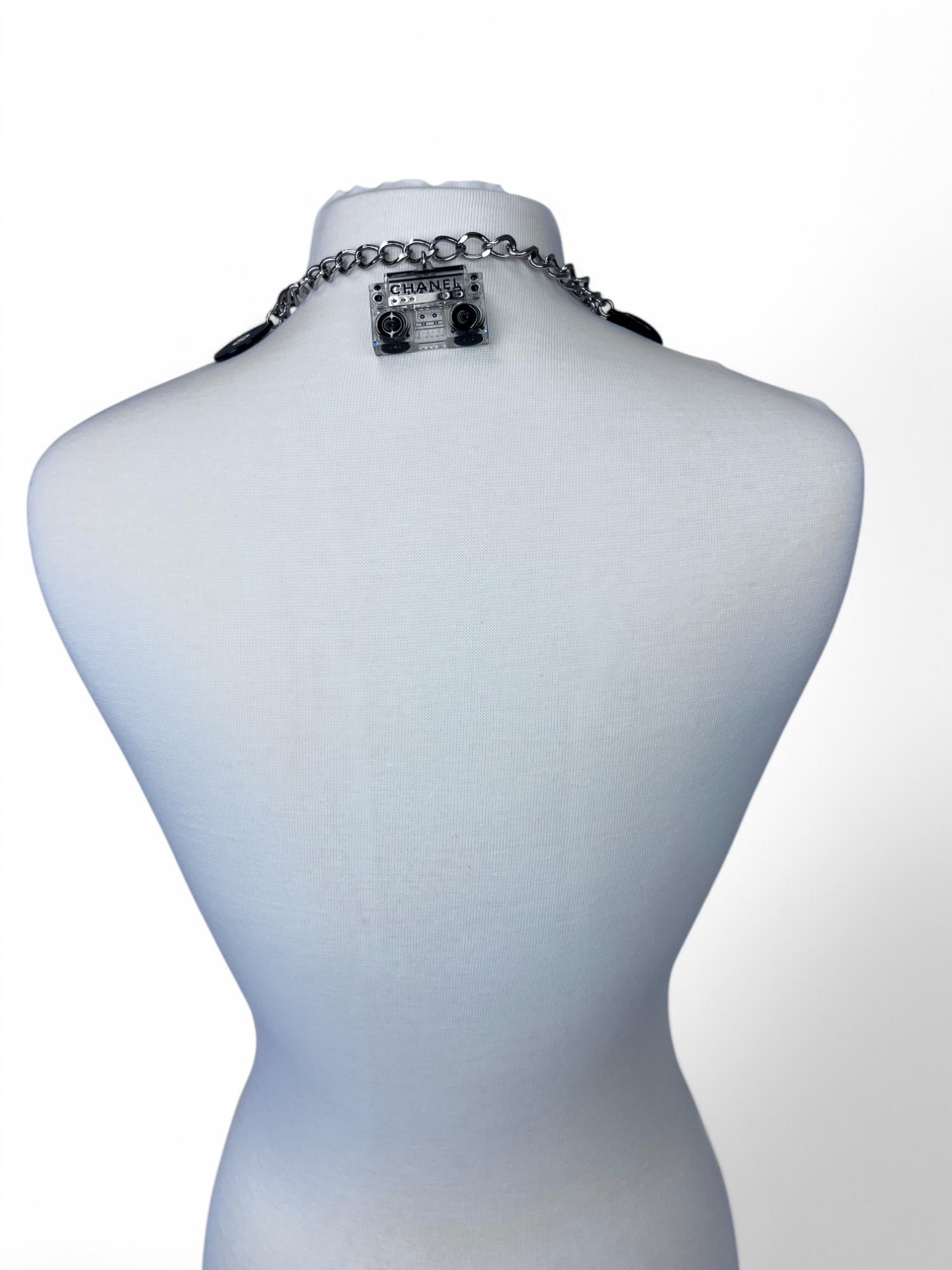 Chanel collana con charme a motivo musicale P/E 2004 in vendita 1