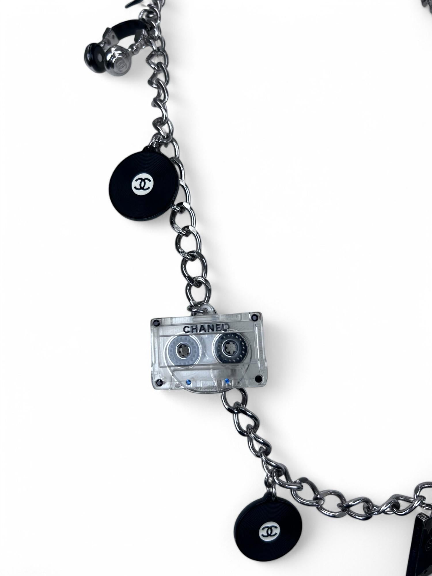 Chanel collana con charme a motivo musicale P/E 2004 in vendita 4