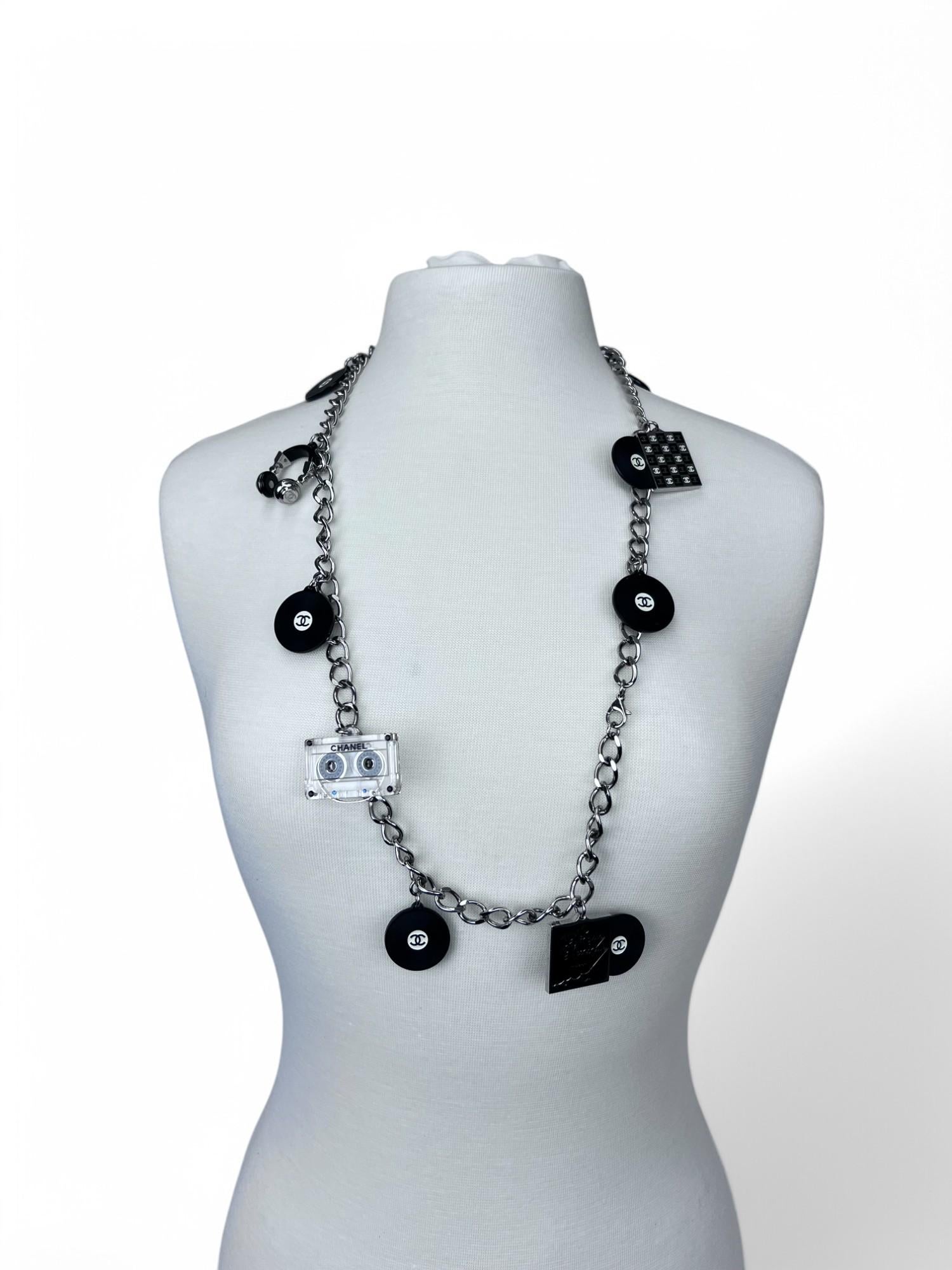 Chanel collana con charme a motivo musicale P/E 2004 in vendita 5