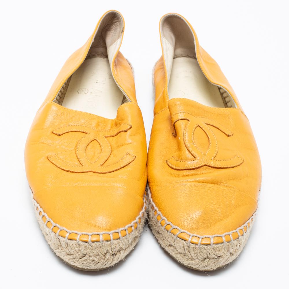 Updated with a brand motif on the front, these Chanel flats signify comfort. The pair comes created from leather and is paired with espadrille trims, rubber soles, and a slip-on fitting.

