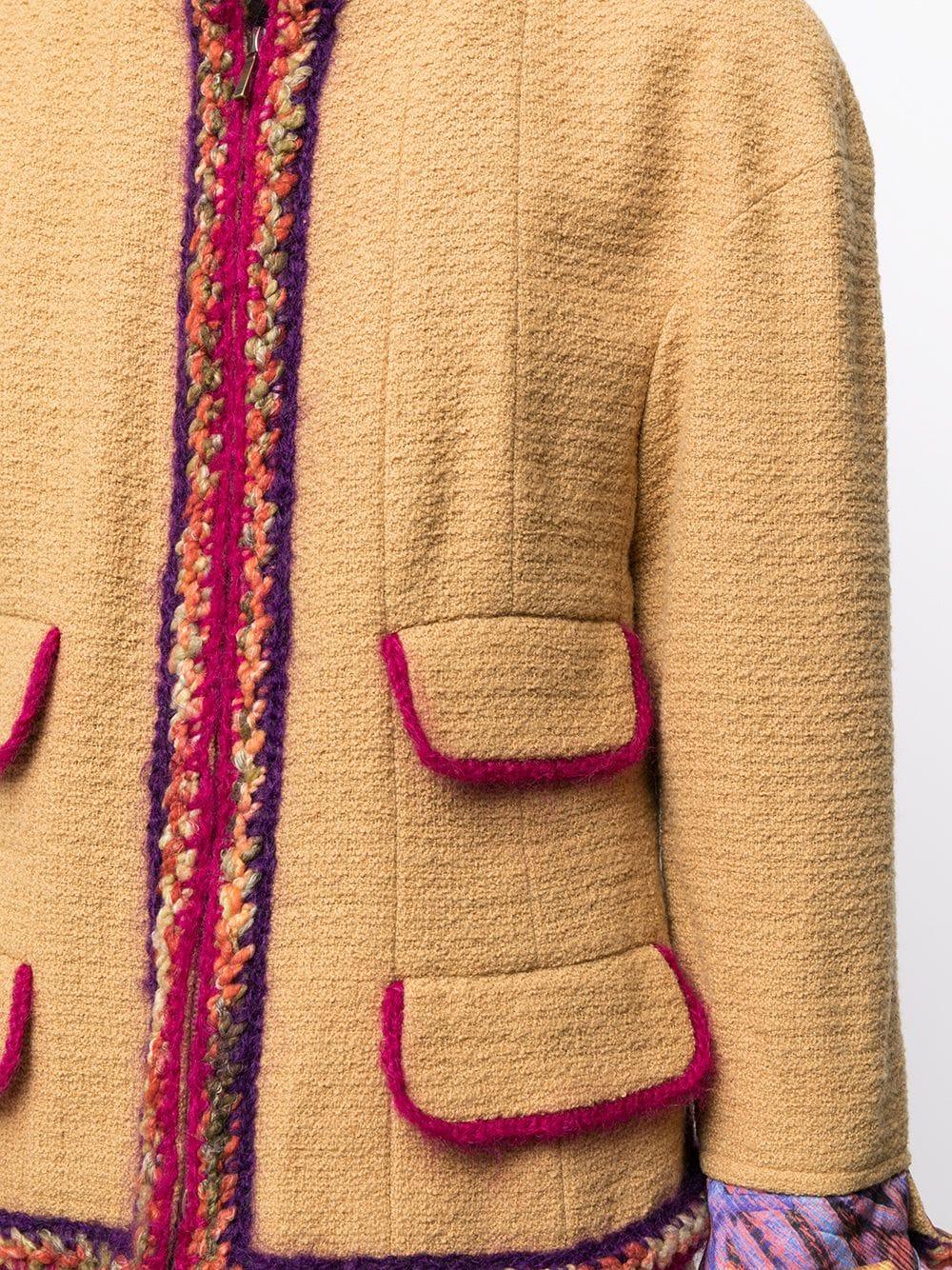 Dieser raffinierte Rock aus der Herbst/Winter-Supermarkt-Kollektion 2014 von Chanel Karl Lagerfeld wurde in Frankreich sorgfältig aus senffarbenem Tweed gefertigt und verleiht dem charakteristischen Tweed-Anzug der Marke ein modernes Update. Die