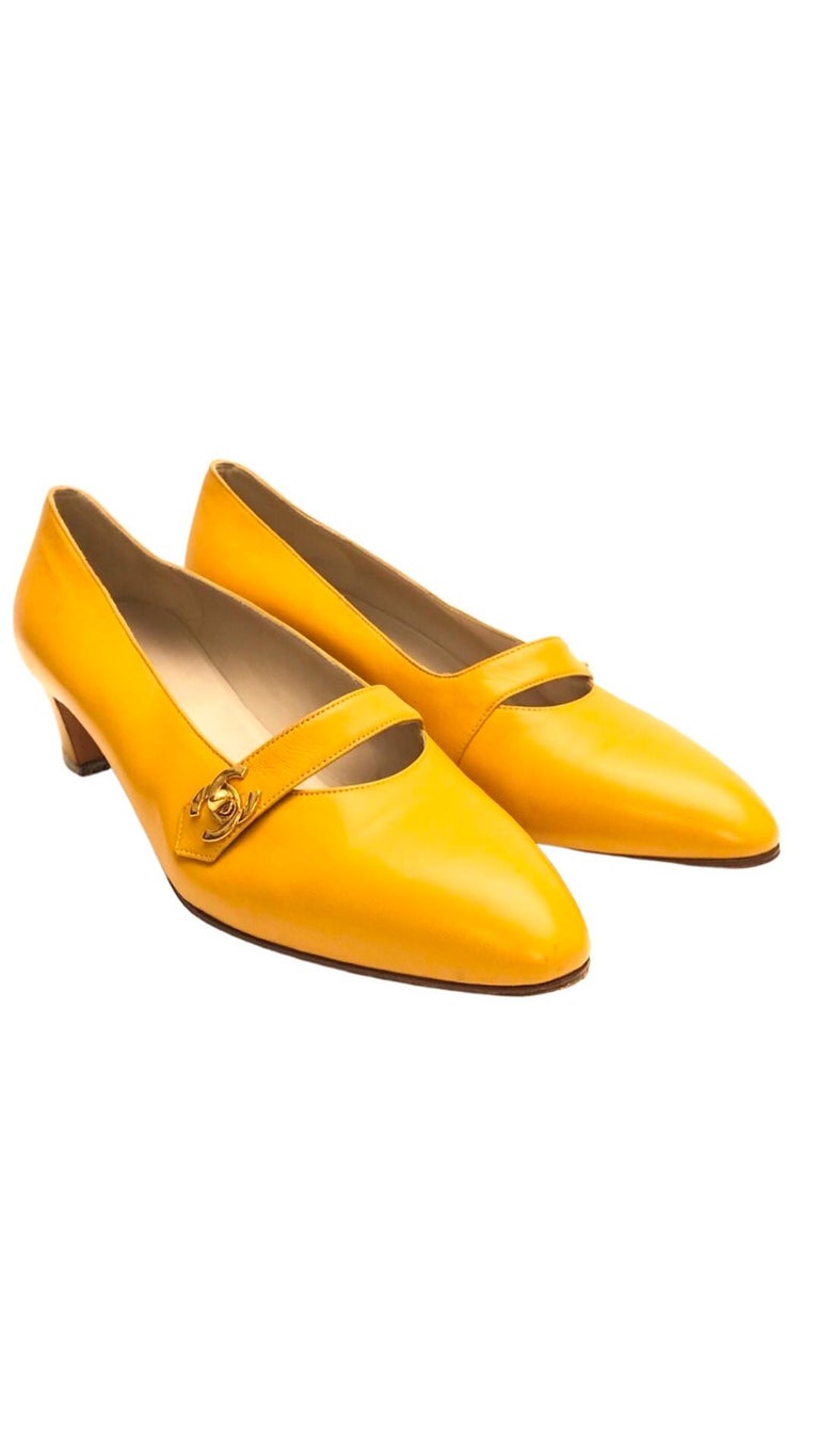 - Vintage 90s Chanel mustard yellow lambskin shoes.

- CC gold hardware turn-lock closure. 

- Size 38.