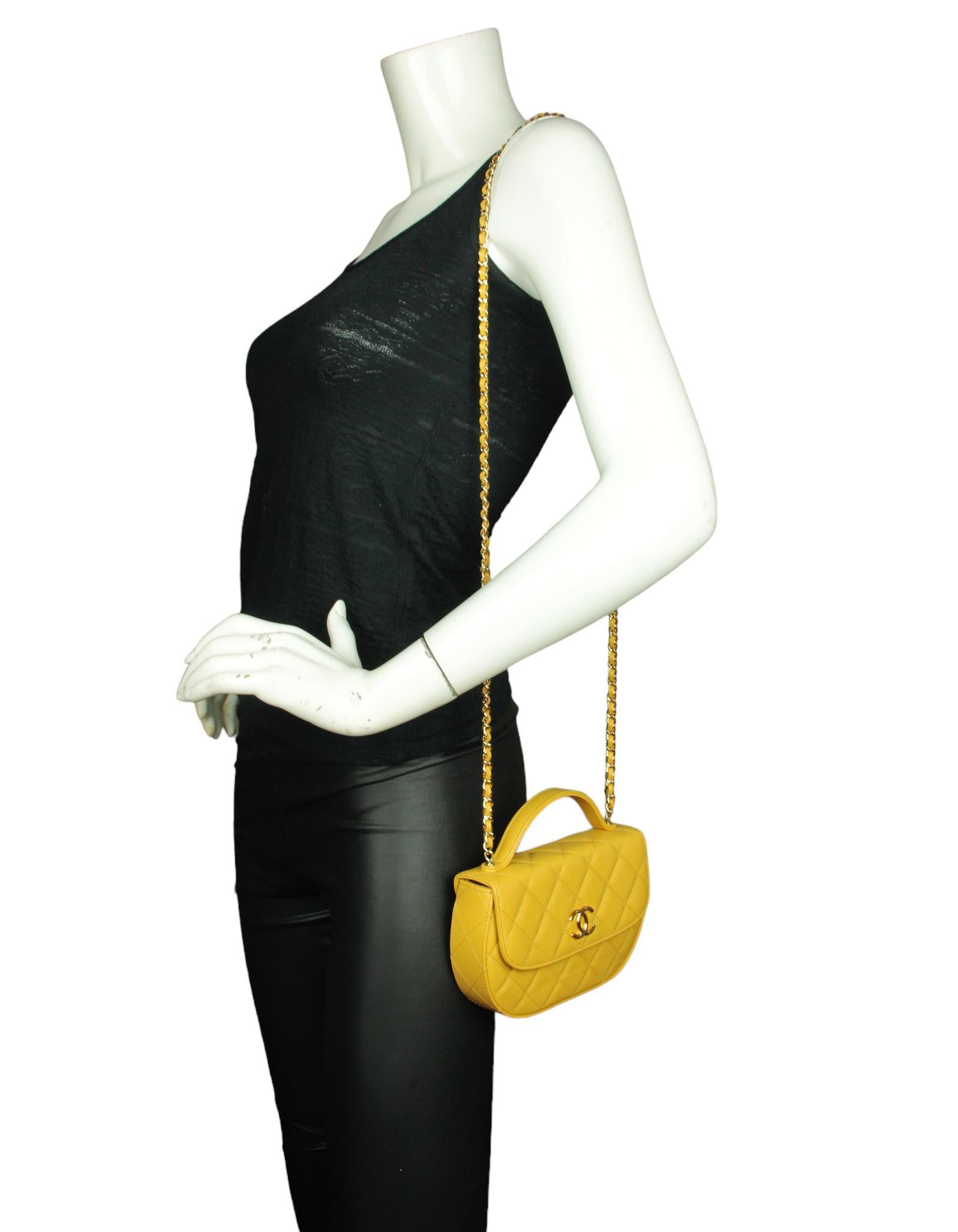 Chanel Bolso Crossbody de Asa Acolchada de Piel de Cordero Amarillo Mostaza 

Fabricado en: Italia
Año de producción: 2023-2024
Color: Amarillo mostaza
Herrajes: Goldtone
Materiales: Piel de cordero
Forro: Piel y grosgrain
Cierre/Apertura: Solapa