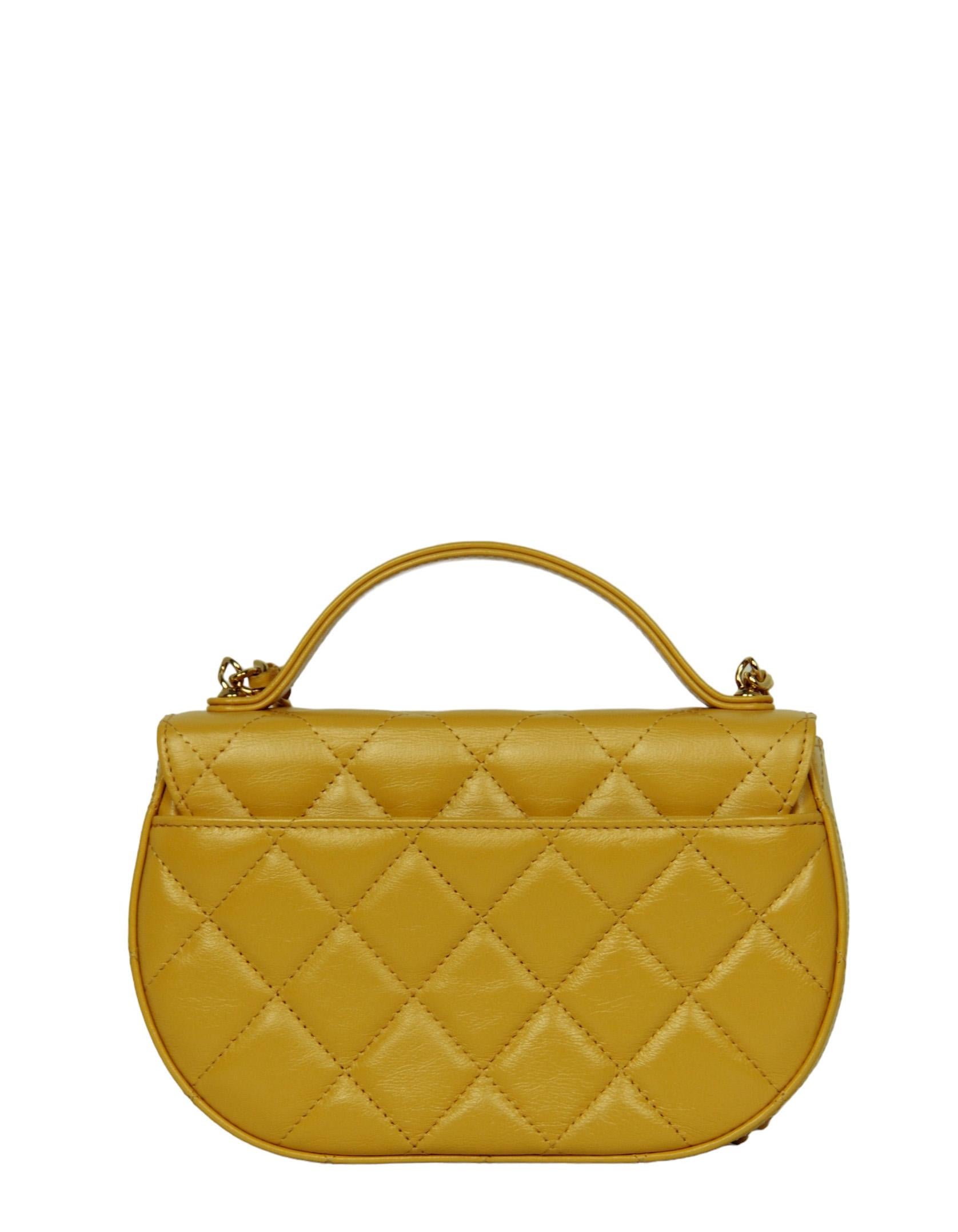 Chanel Bolso Crossbody de Asa Acolchada de Piel de Cordero Amarillo Mostaza en Excelente Estado en New York, NY