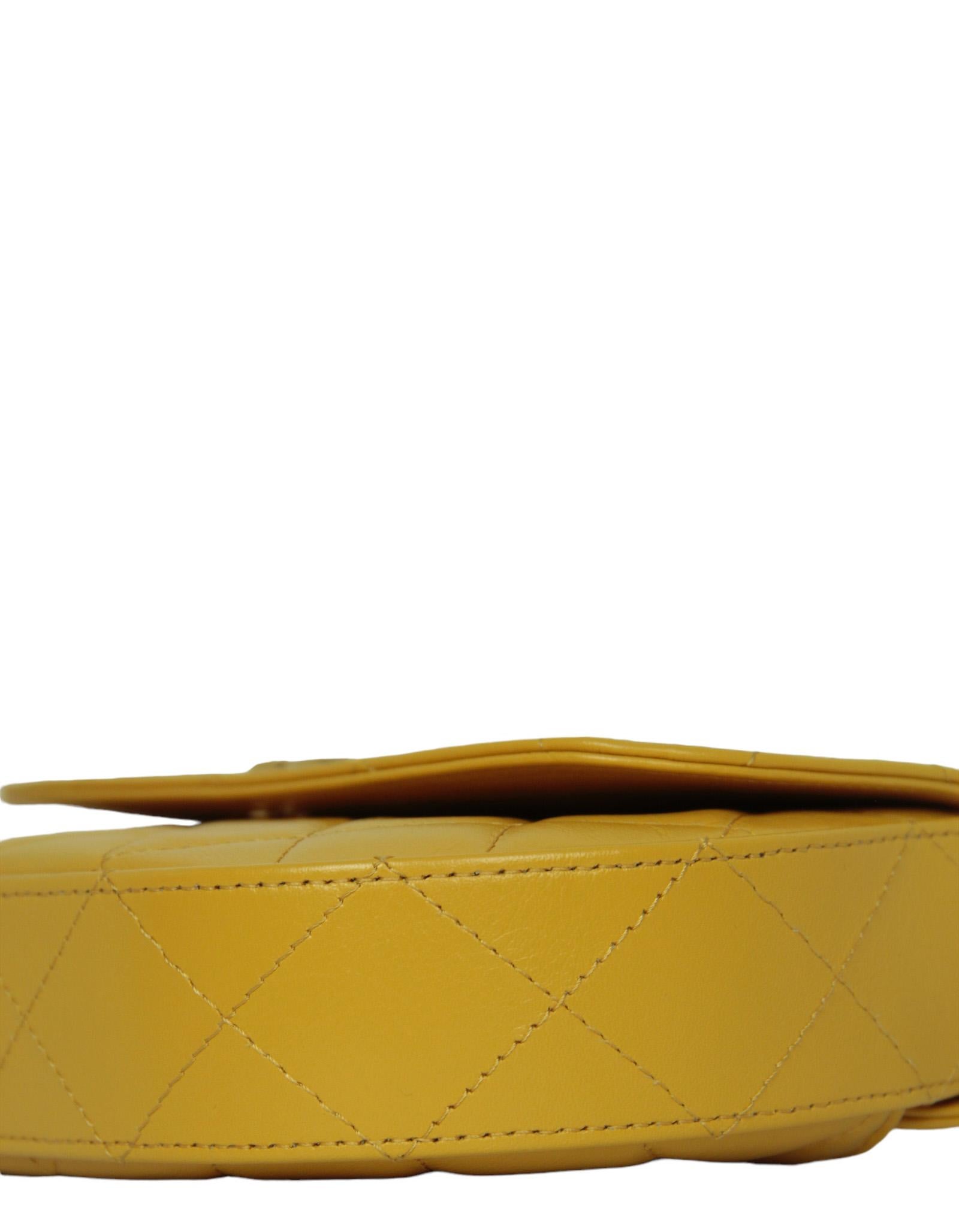 De las mujeres Chanel Bolso Crossbody de Asa Acolchada de Piel de Cordero Amarillo Mostaza