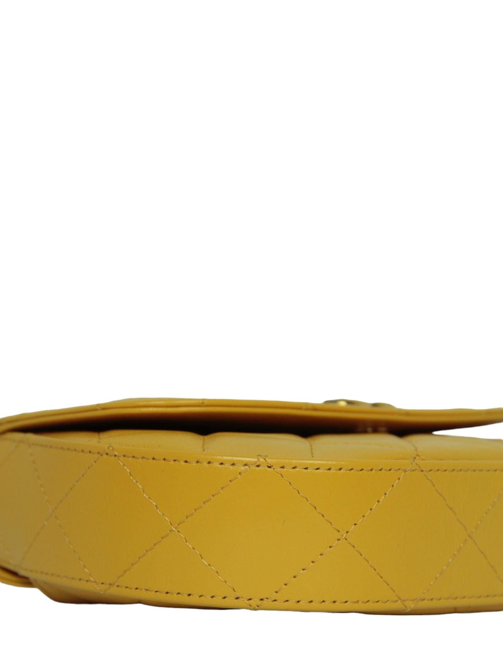 Chanel Bolso Crossbody de Asa Acolchada de Piel de Cordero Amarillo Mostaza 1