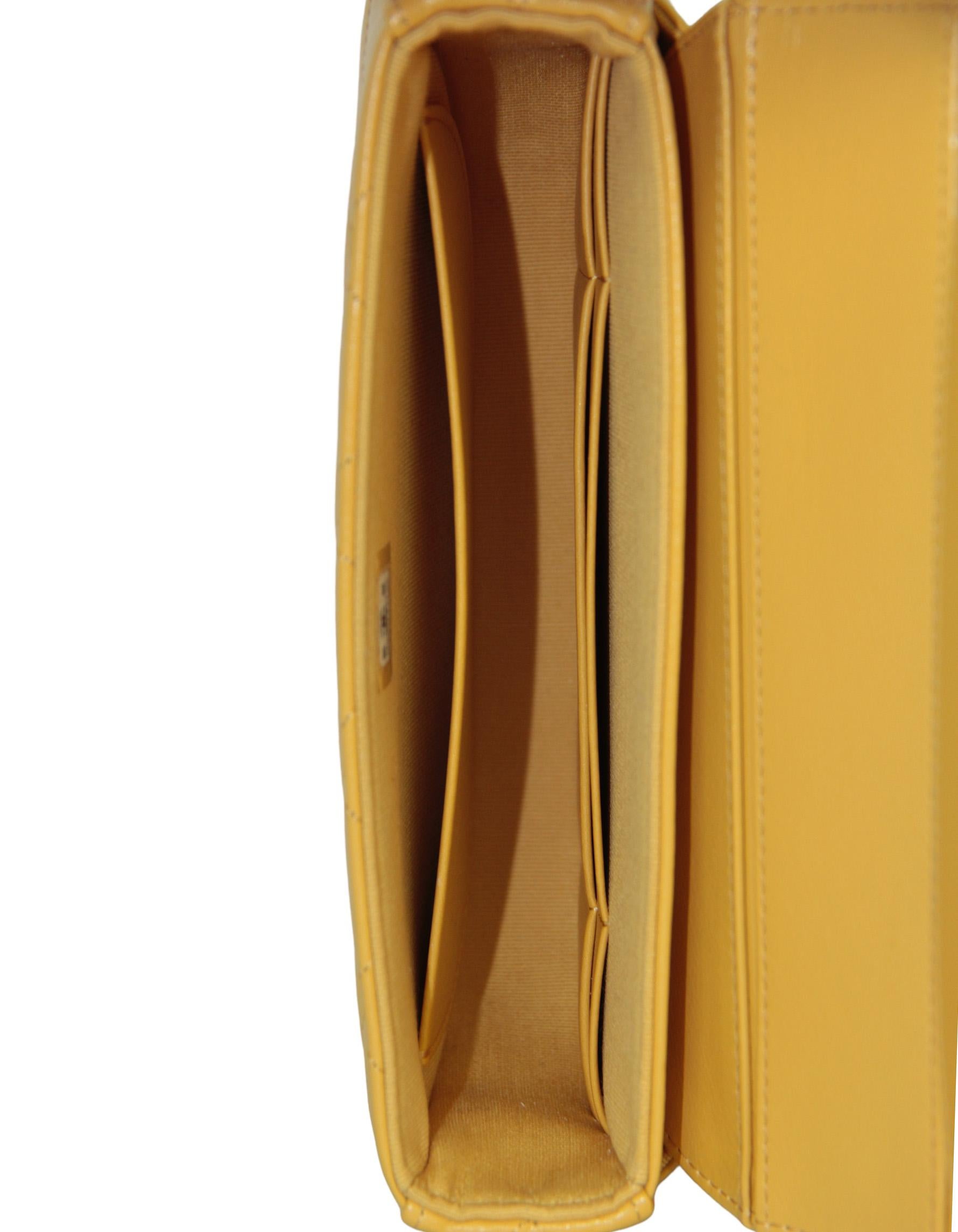 Chanel Bolso Crossbody de Asa Acolchada de Piel de Cordero Amarillo Mostaza 2