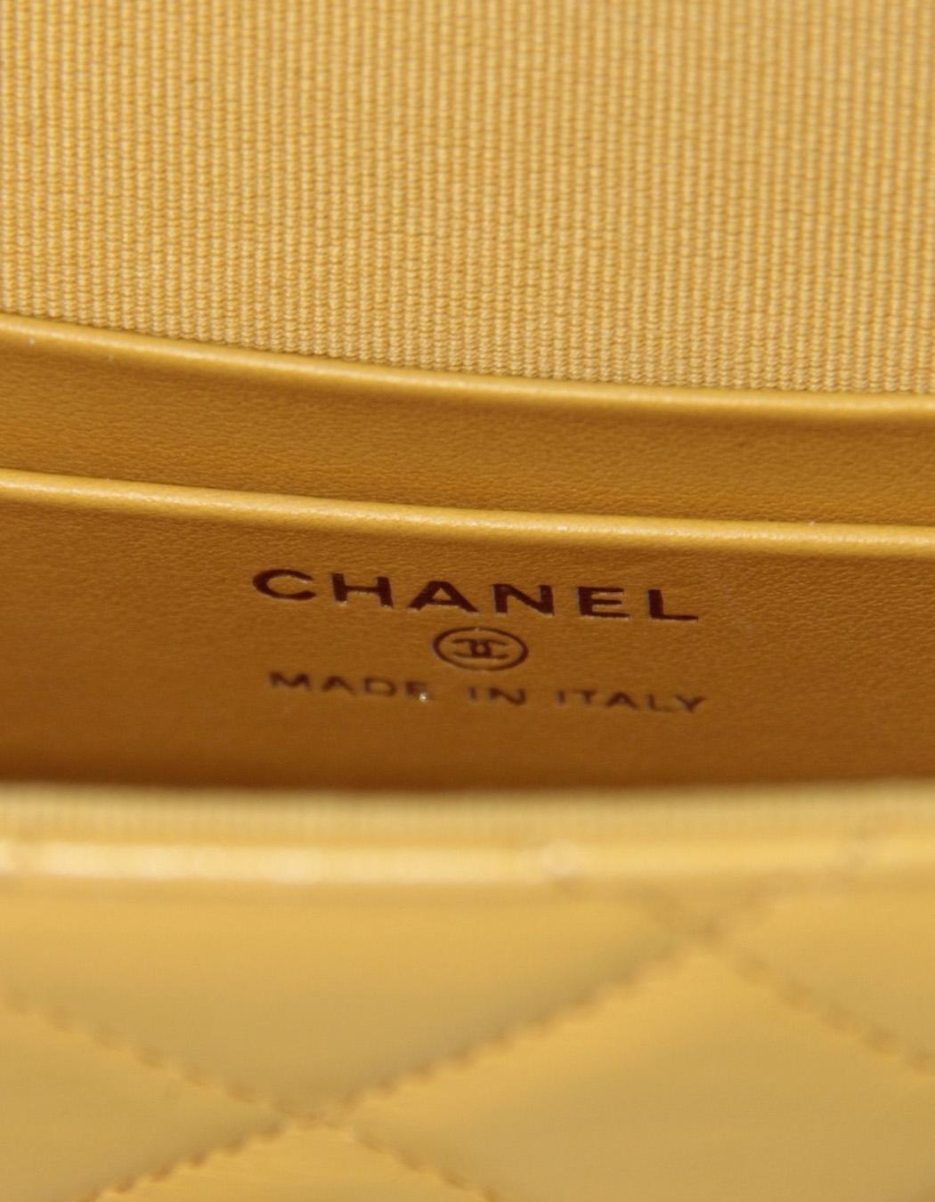 Chanel Bolso Crossbody de Asa Acolchada de Piel de Cordero Amarillo Mostaza 4