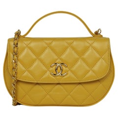 Chanel Senfgelbe Lammfell gesteppte Henkel Crossbody Tasche