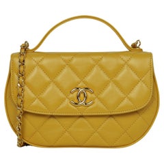 Chanel - Sac à main en cuir d'agneau matelassé - Jaune moutarde