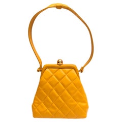 Chanel sac à main Kiss-lock en cuir d'agneau matelassé jaune moutarde 
