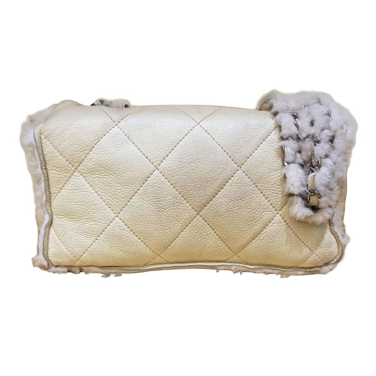 Fantastic and iconic Chanel bag 
Year 2004/2005
Mutton
Beige/cream color
Silver hardware
Worked wool sides
No card
Serial number inside
Cm 25 x 15 x 7 (9.8 x 5.9 x 2.75 inches)
With dustbag 
Worldwide express shipping included in the price !