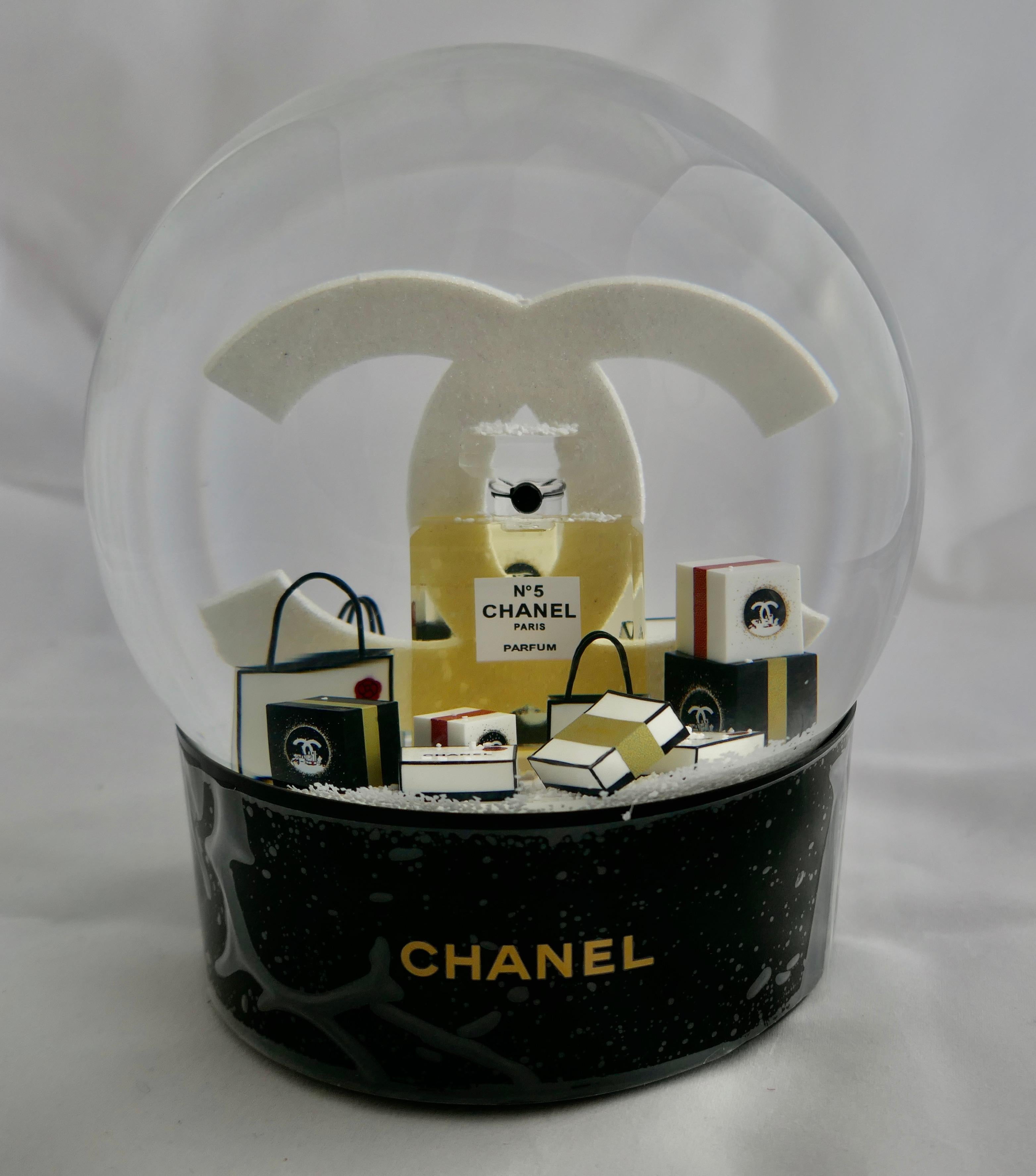 Chanel N° 5 2019 Gigantic USB Rechargeable Battery Snowball VIP Globe,  

A Snowball Globe rechargeable Chanel N° 5, Issued in 2019

Fabulous gift for a collector, to create a magical ambiance, 
The is the biggest model, you have probably seen in