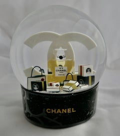 Chanel N° 5 Gigantic Battery Snowball VIP Globe,