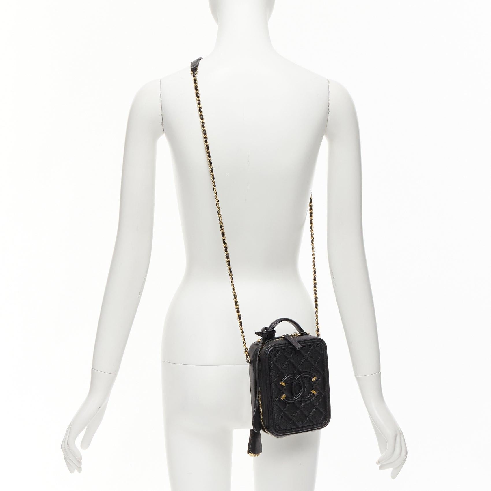 CHANEL N/S Vanity Vertical black filigree gold CC logo small crossbody bag
Reference: KYCG/A00037
Brand: Chanel
Designer: Virginie Viard
Model: N/S Vanity Vertical
Collection: 2020
Material: Leather
Color: Black, Gold
Pattern: Logomania
Closure: