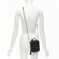 CHANEL N/S Waschtisch Vertikale schwarze filigrane Gold CC Logo kleine Umhängetasche