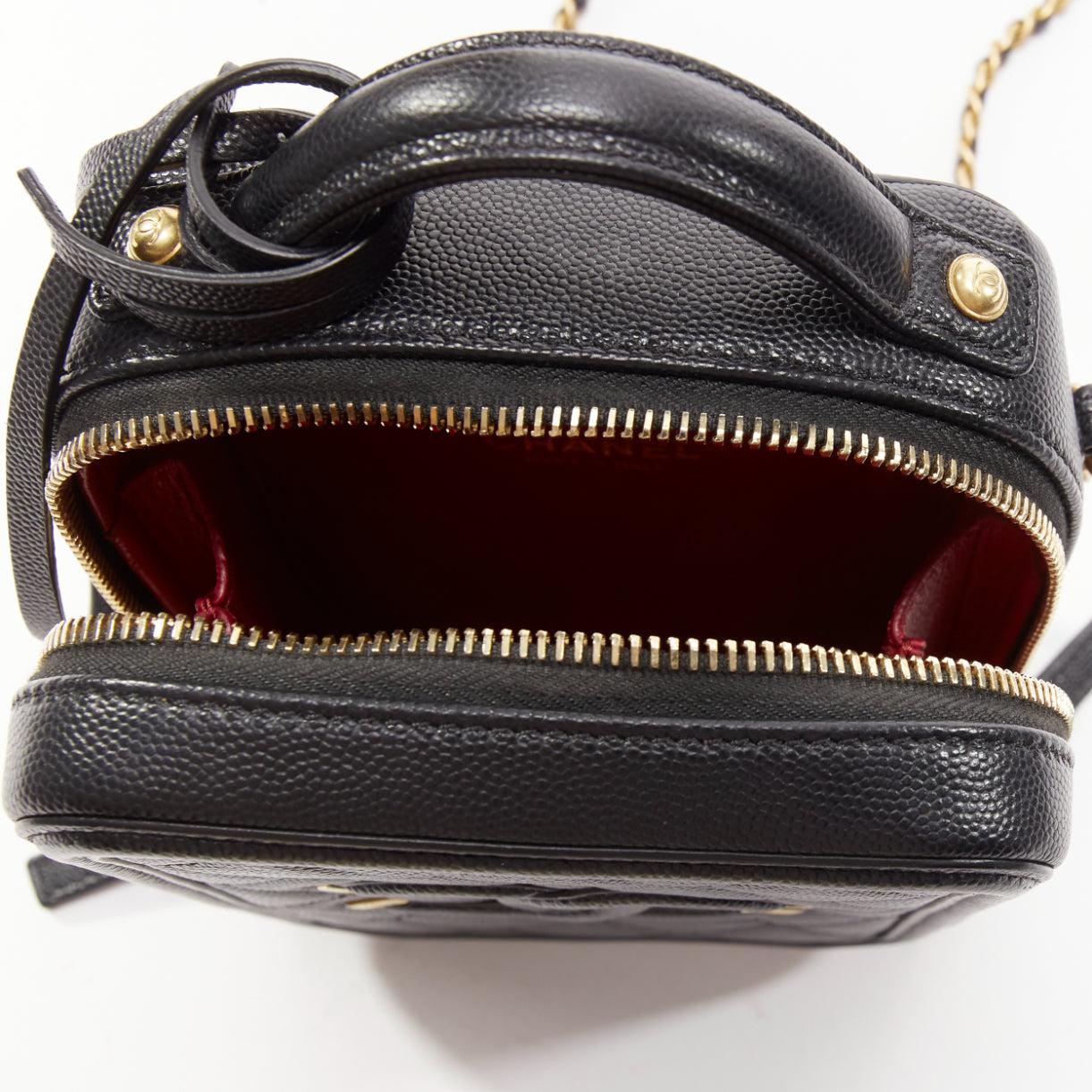 CHANEL N/S Vanity Vertical black filigree gold CC logo small crossbody bag For Sale 4