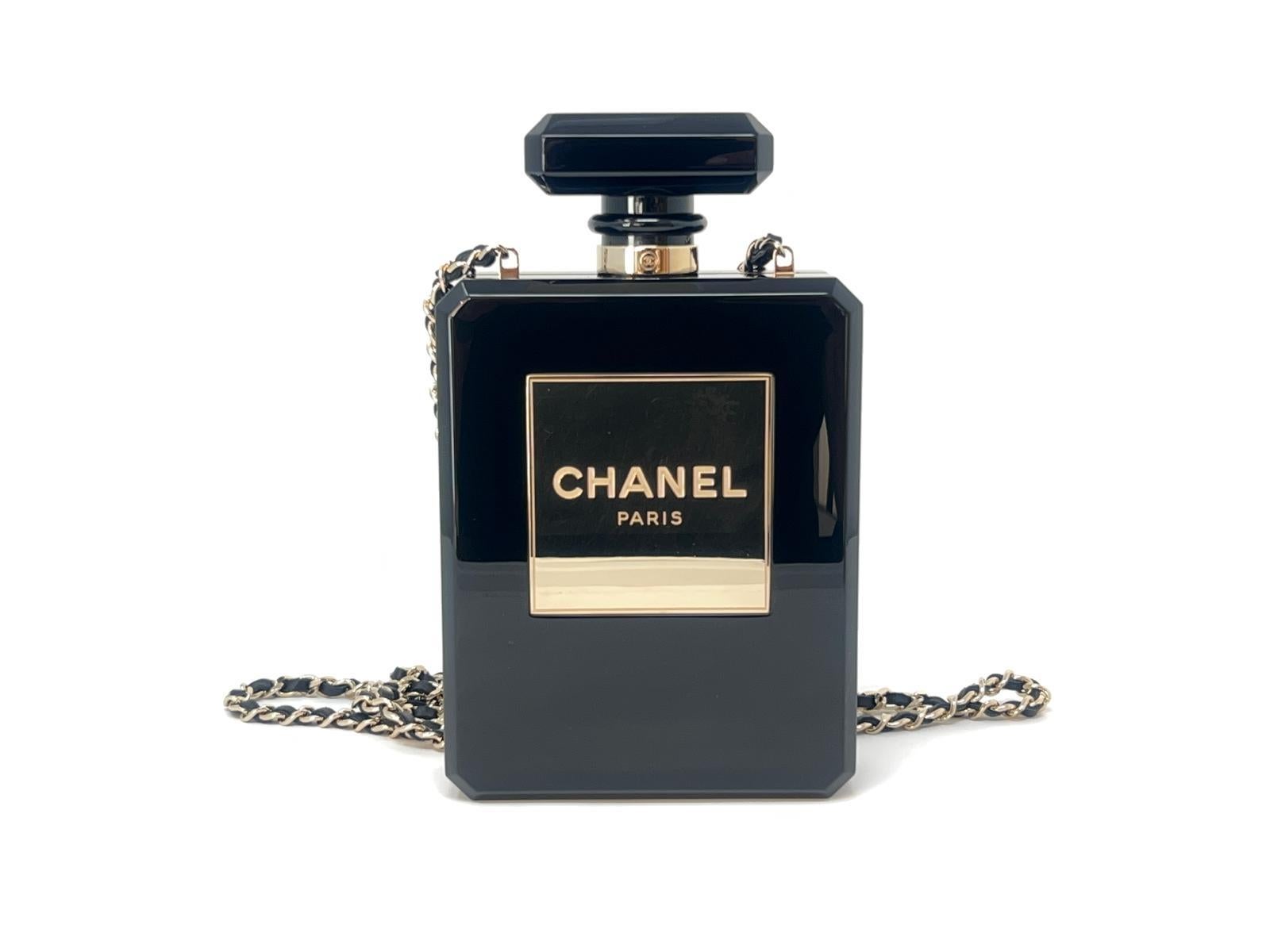 This beautiful and highly coveted Chanel N5 Black Perfume Bottle Minaudière Cruise Collection 2013 made of plexiglas and gold accents with gold hardware and woven black leather.

Condition : New with storage wear.
No peeling, no holes, no stains or