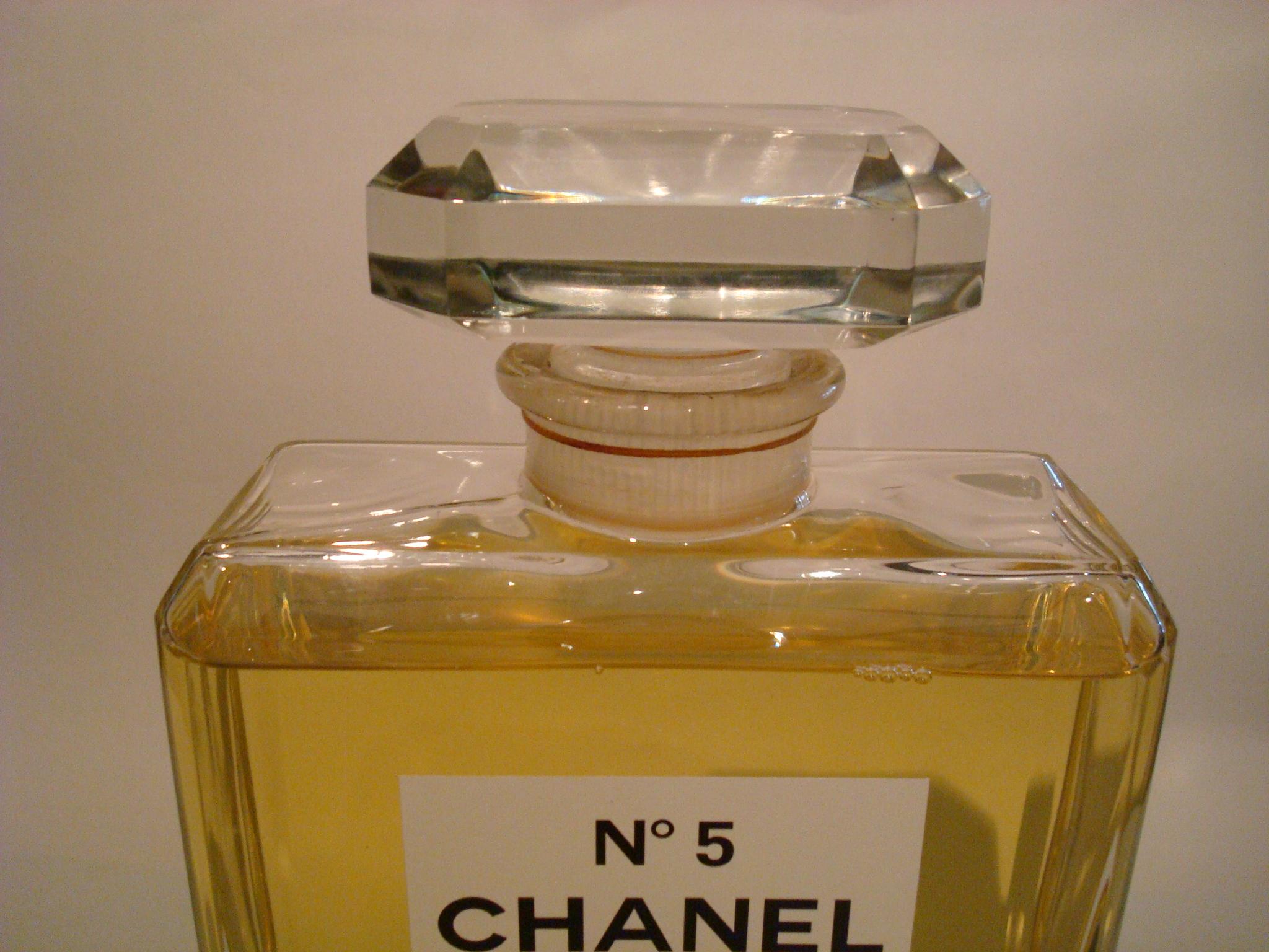 Store display large perfume advertising. (factice / dummy perfume bottle, it's not perfume, it's colored water). Perfect to decorate a guest bathroom. Everyone loves Chanel. Rare vintage Chanel No. 5 huge factice dummy display bottle this is a huge