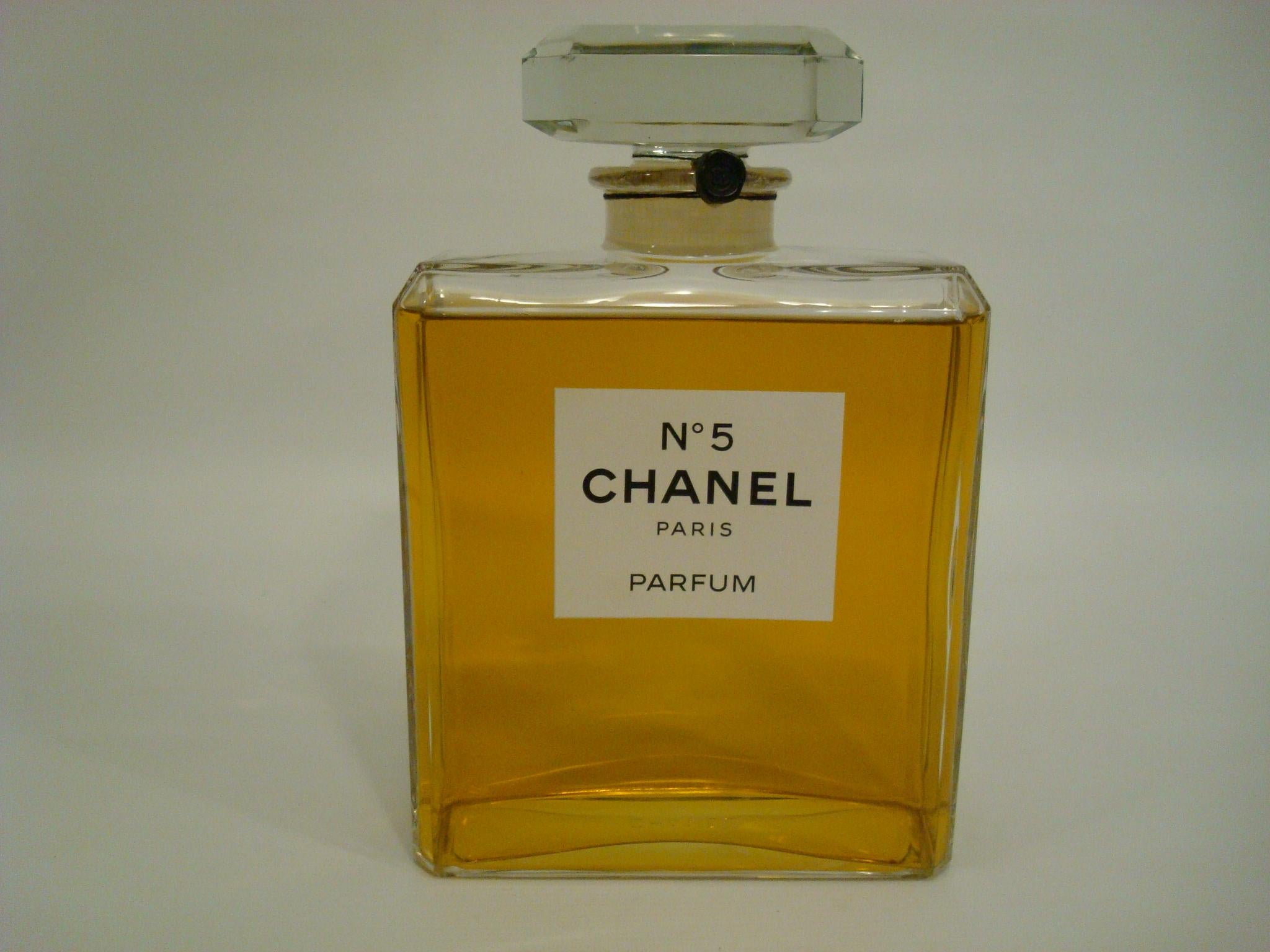 Chanel N5 huge store display perfume bottle advertising, France, 20th century.

Store display large perfume advertising. (factice / dummy perfume bottle, it's not perfume, it's colored water). Perfect to decorate a guest bathroom. Everyone loves