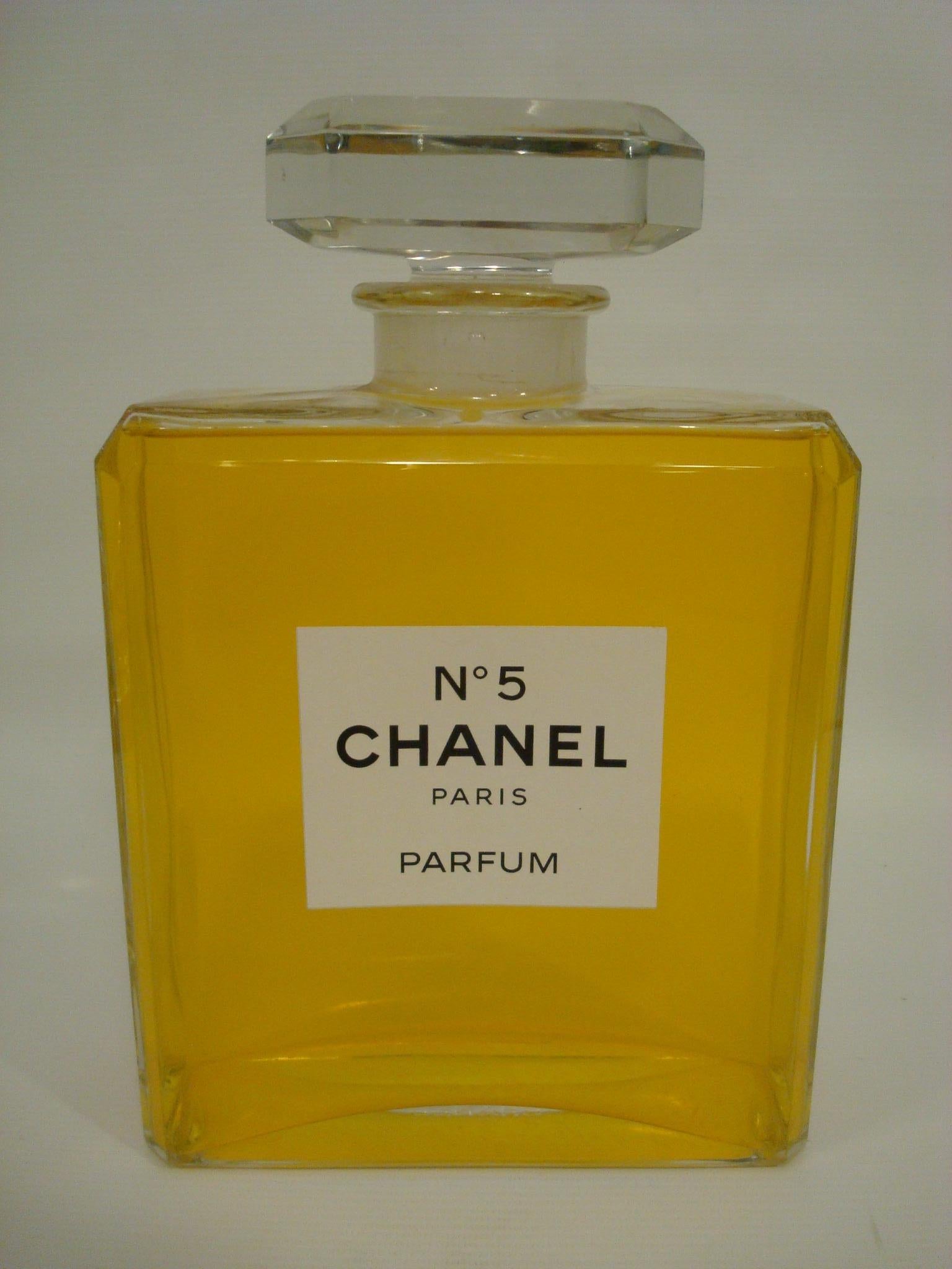 Store display large perfume advertising. (factice / dummy perfume bottle, it's not perfume, it's colored water). Perfect to decorate a guest bathroom. Everyone loves Chanel. Rare vintage Chanel No. 5 huge factice dummy display bottle this is a huge