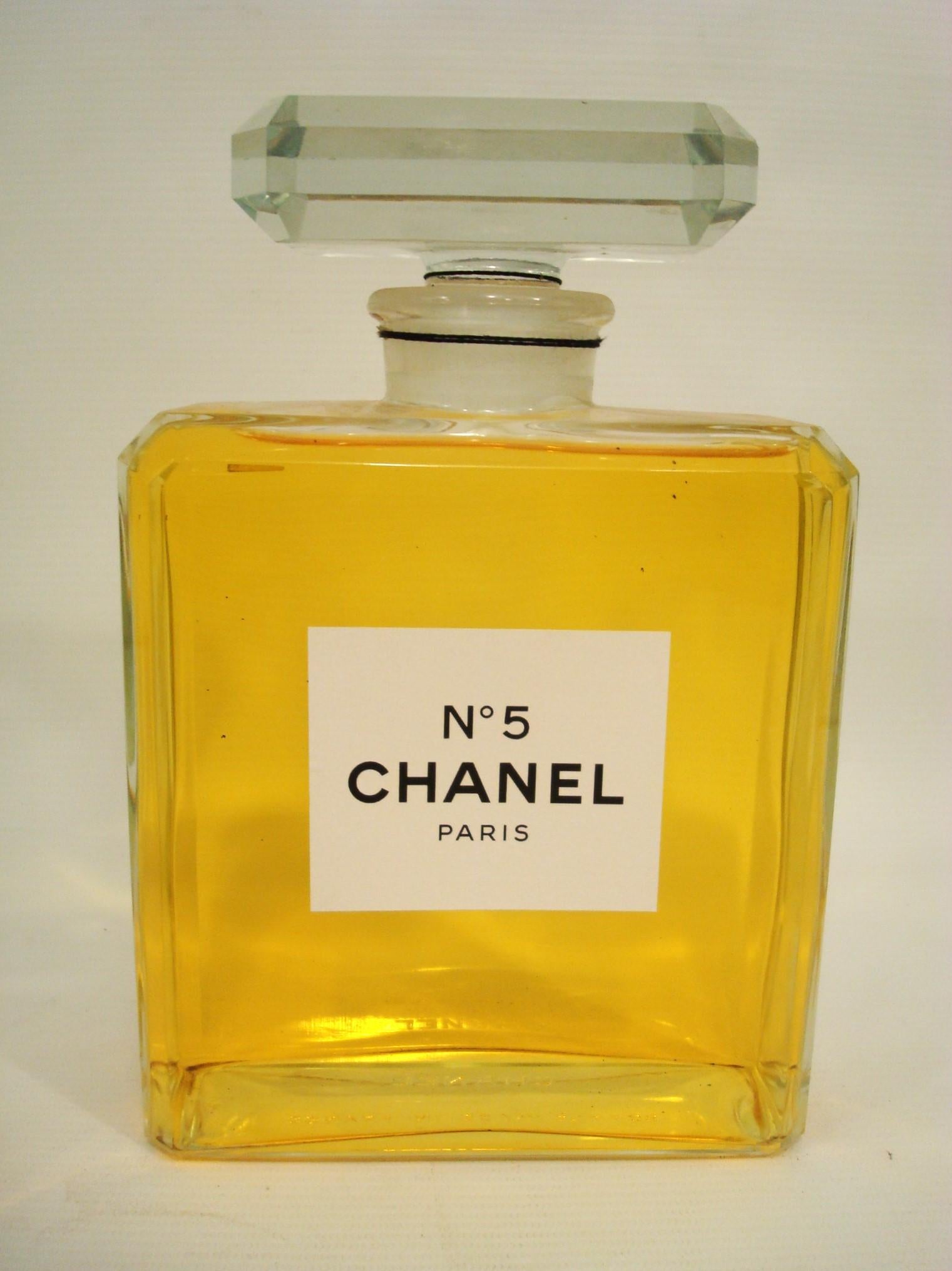 Store Display große Parfüm Werbung. (factice / dummy Parfüm Flasche, es ist nicht Parfüm, es ist gefärbtes Wasser). Perfekt, um ein Gästebad zu dekorieren. Alle lieben Chanel. Vintage Chanel No. 5 riesige Display-Flasche , sehr selten in dieser