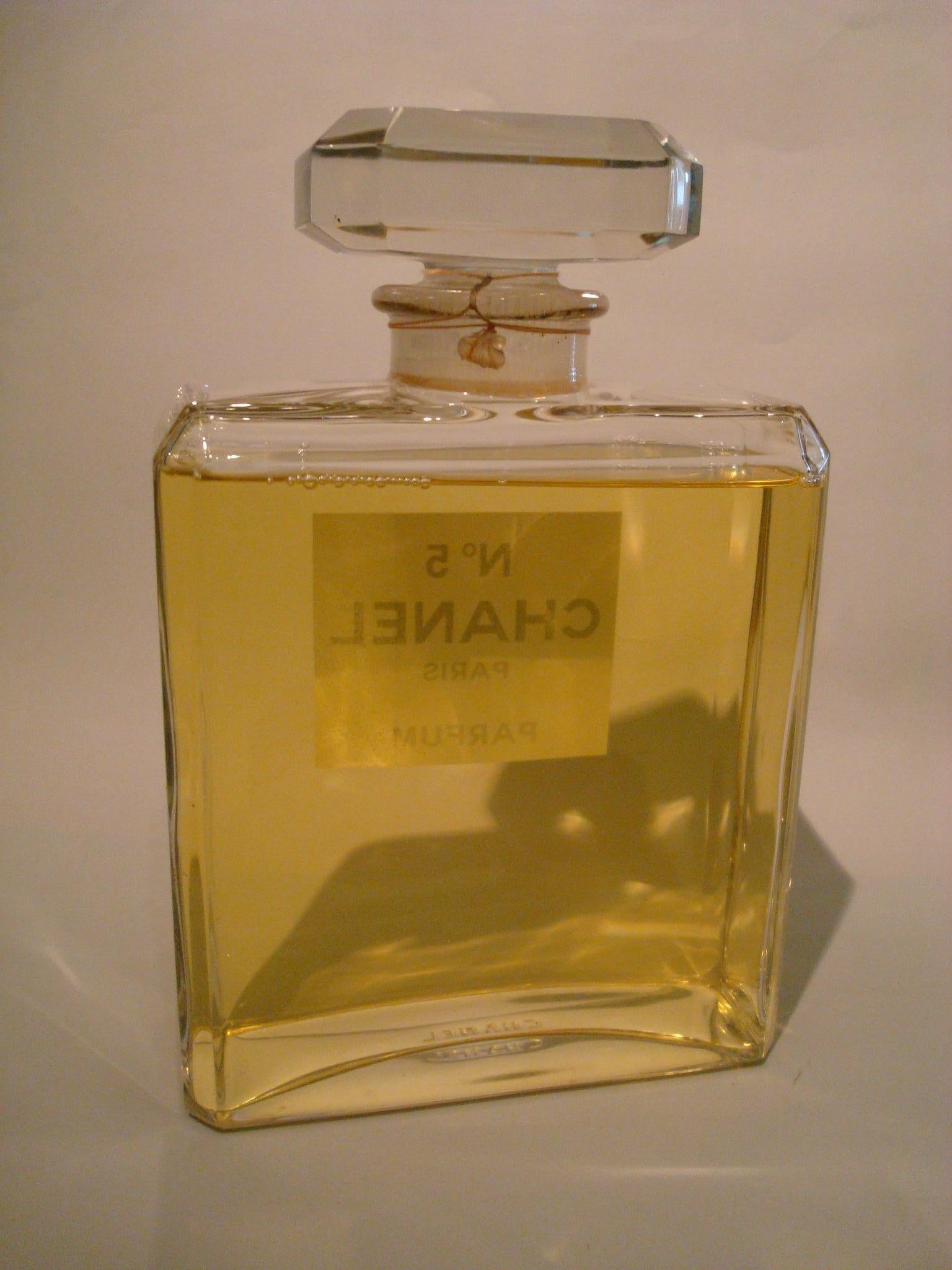 Français Chanel N5 Huge Store Display Perfume Bottle Advertising:: France:: 20th Century