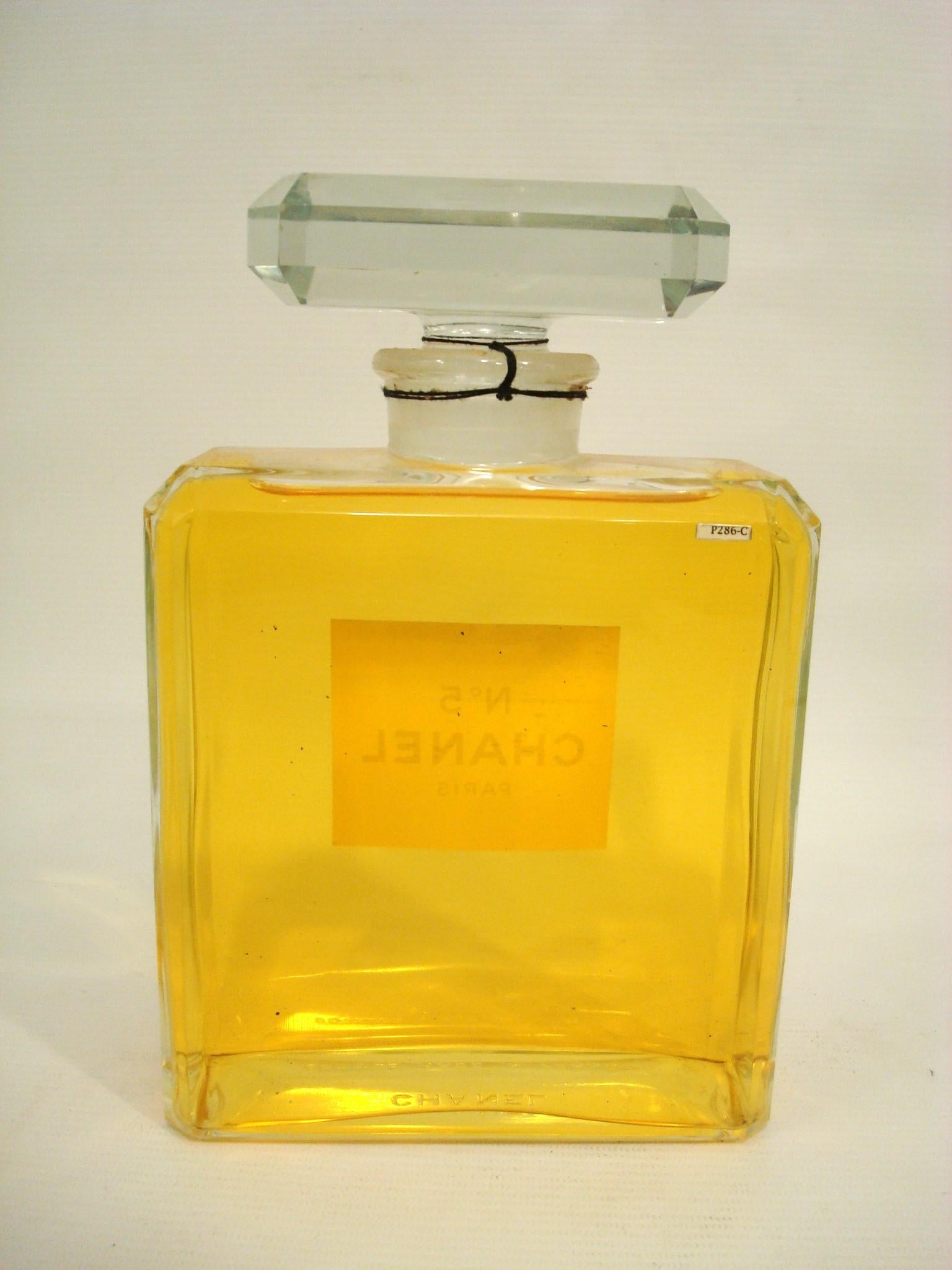 Moderne Chanel N5 grand magasin publicitaire de flacons de parfum, France, 20e siècle en vente