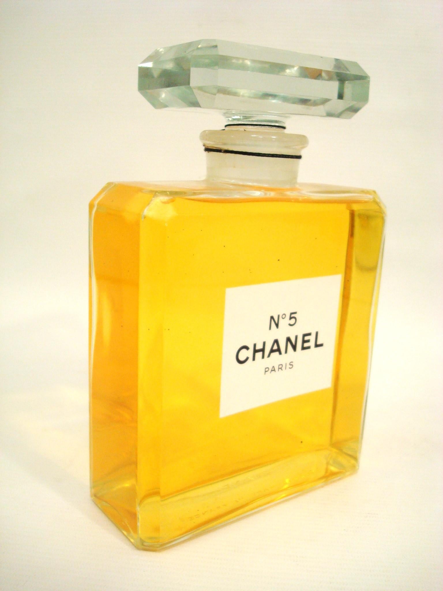 Chanel N5 Huge Store Display Parfümflasche Werbung, Frankreich, 20. Jahrhundert (Glas) im Angebot
