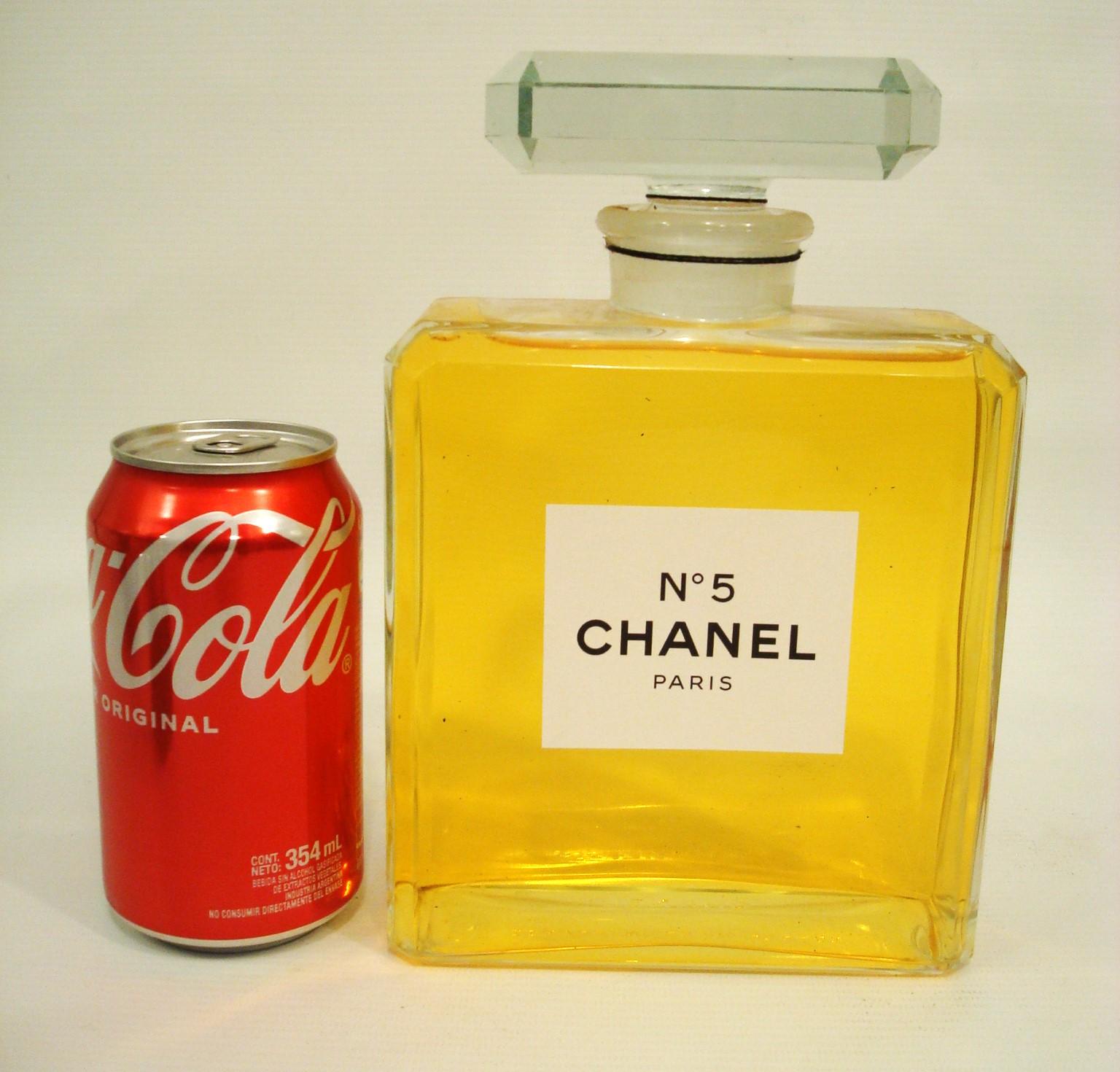 20ième siècle Chanel N5 grand magasin publicitaire de flacons de parfum, France, 20e siècle en vente