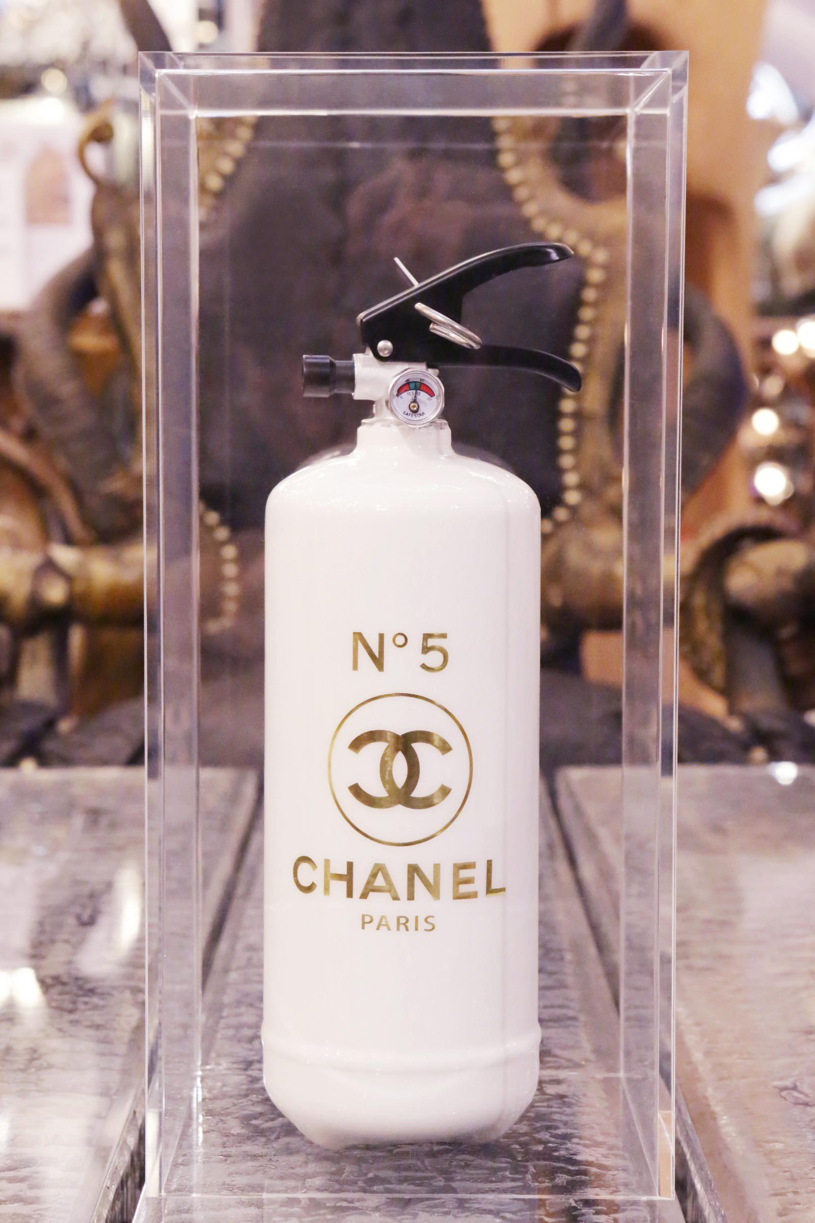 Extinguisher Chanel N°5 white and gold.
Limited edition of 16 pieces. Exceptional piece.
Under plexiglass box.
Measures: box: L 20 x D 20 x H 42.5 cm.
Extinguisher: L 10.5 x D 10.5 x H 35.5 cm.